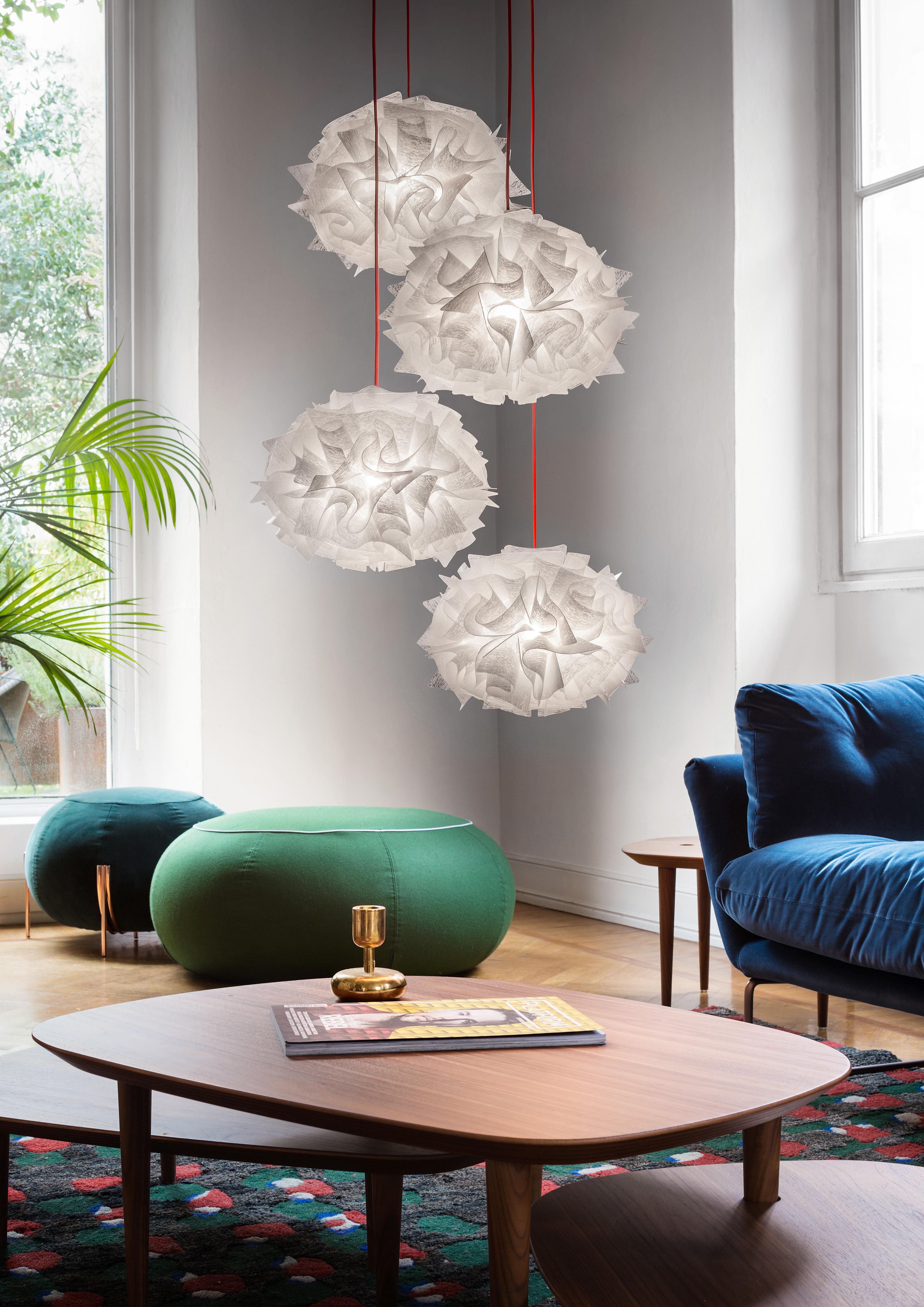 La Veli Mini Quartet Couture est une lampe à suspension spectaculaire avec un seul baldaquin de 32 cm et quatre sphères en cascade. Chaque diffuseur lumineux, utilisant un volant de technopolymère incassable et breveté Opalflex® imprimé d'une