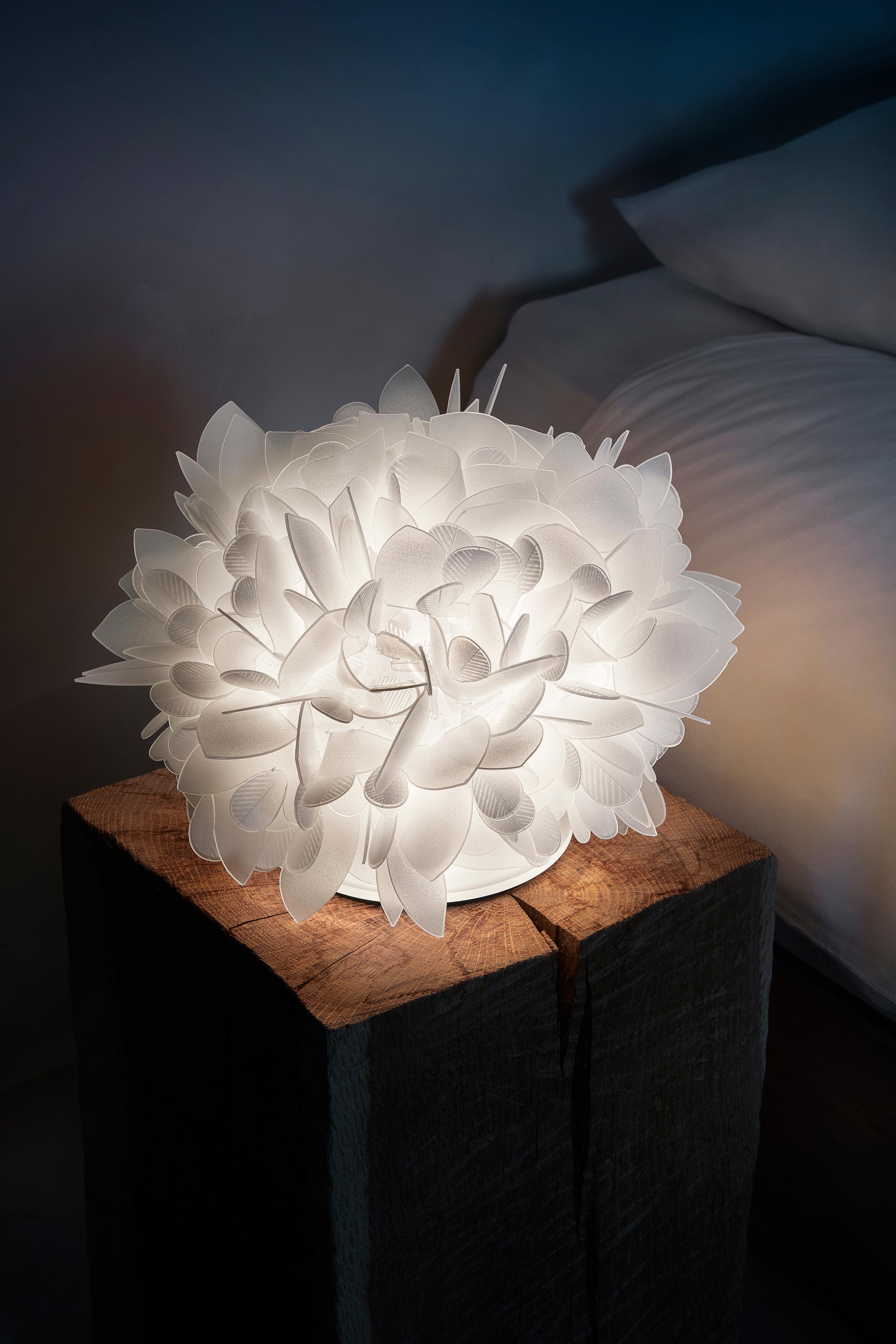 Lámpara de mesa SLAMP Veli en follaje de Adriano Rachele Hecho a mano en venta