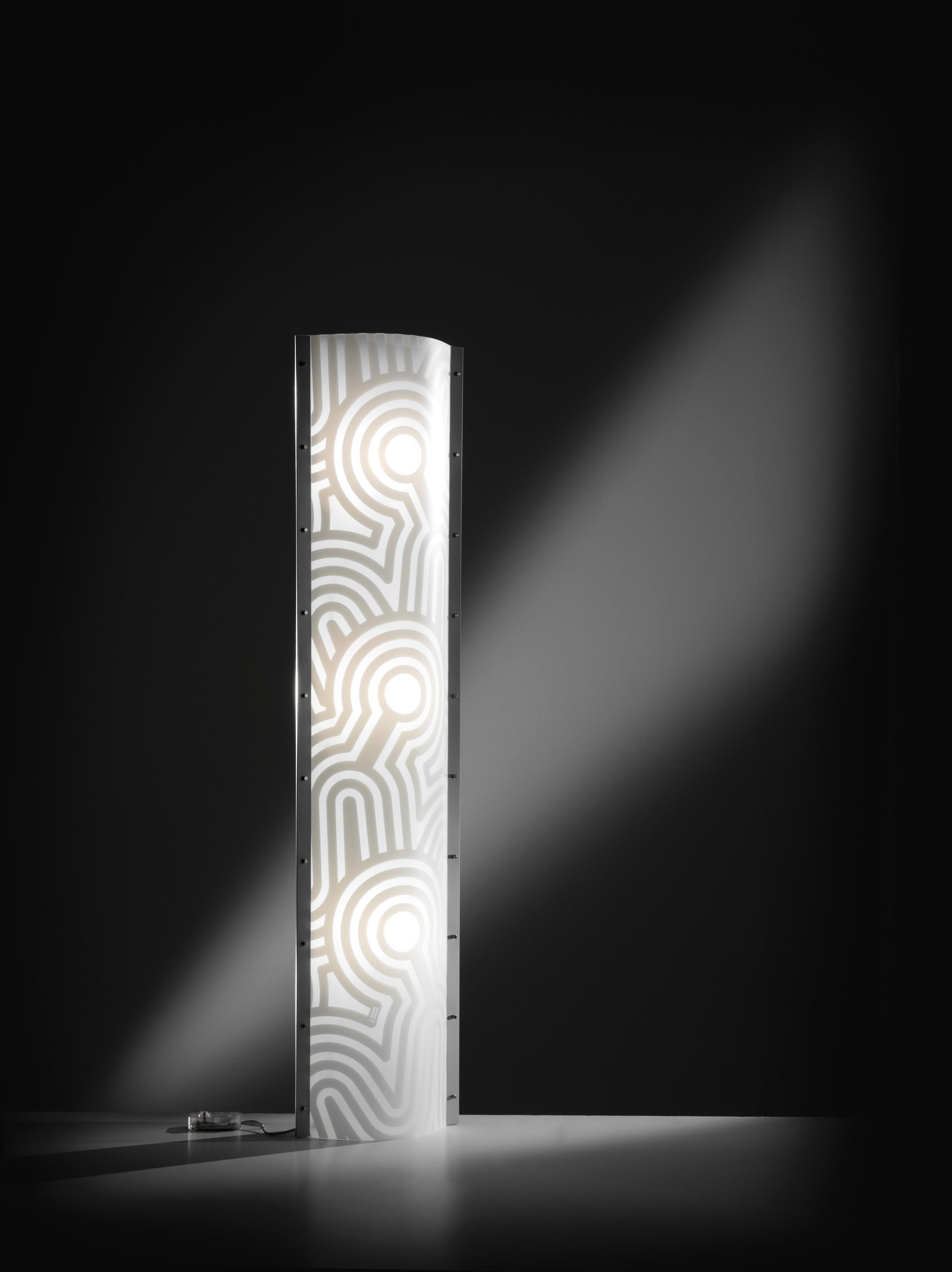 Comme une pierre jetée dans l'eau, les lignes de la lampe sont douces et uniformes ; les cercles concentriques qui entourent les sources lumineuses centrales rayonnent vers l'extérieur. Les teintes tonales guident les vibrations de la lampe,