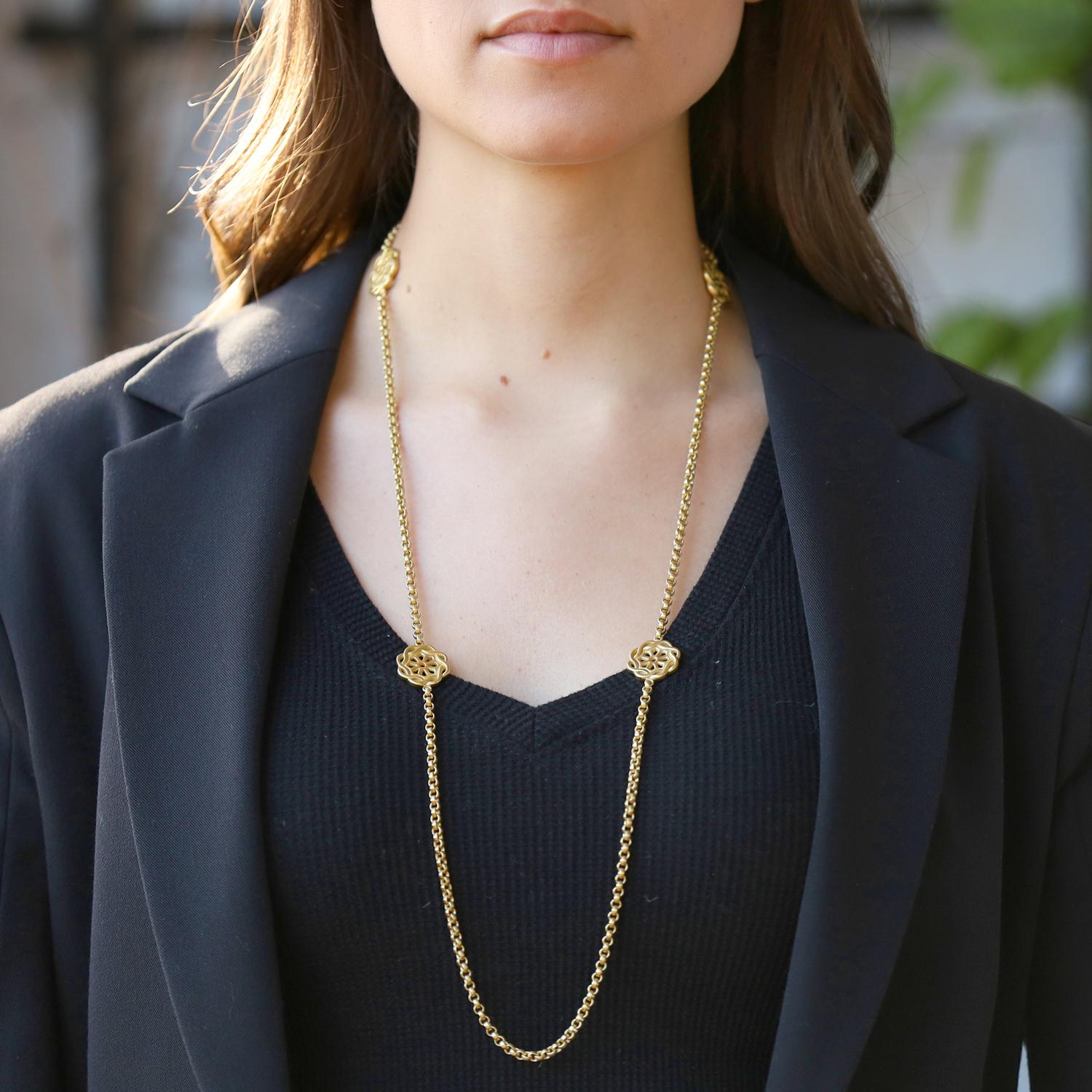 Conçu par le designer contemporain Slane and Slane, ce fabuleux et long collier à bascule en or jaune 18 carats fait une déclaration dynamique. Les maillons imbriqués, faits à la main, forment 5 stations entrecoupées de leur design Fenestra tissé.