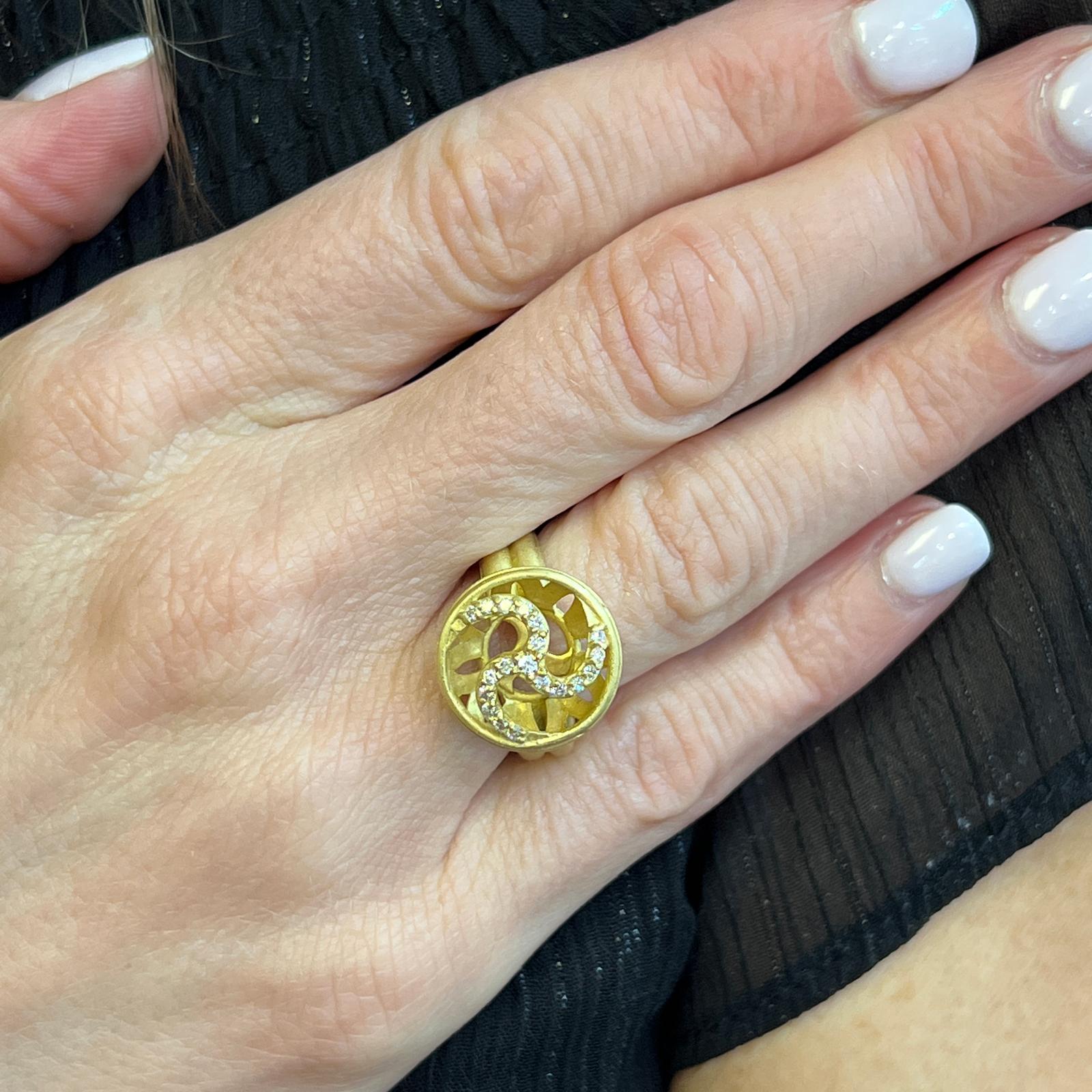 Slane & Slane Diamant-Ring aus 18 Karat Gelbgold mit gebürsteter Oberfläche (Moderne) im Angebot