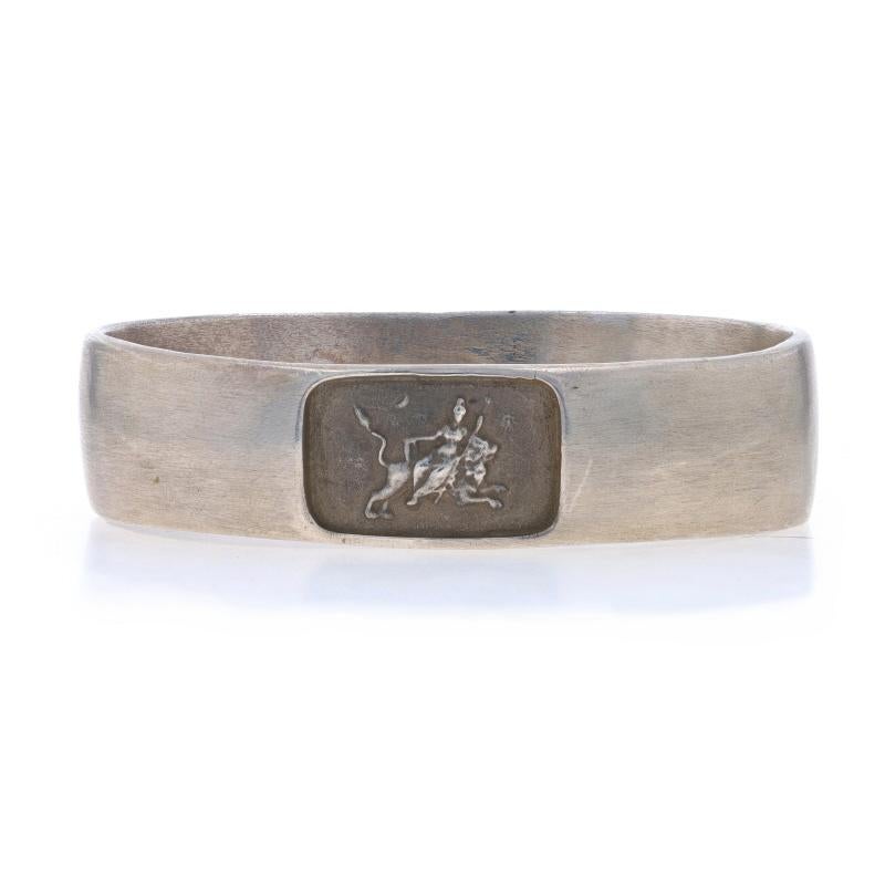 Marke: Slane & Slane

Metallgehalt: Sterling Silber

Stil: Ovaler Armreif
Art des Verschlusses: N/A (gleitet über das Handgelenk)
Thema: Göttin Rhea, Griechische Mythologie
Merkmale: Gebürstetes Finish

Messungen
Innerer Umfang: 7 1/4
