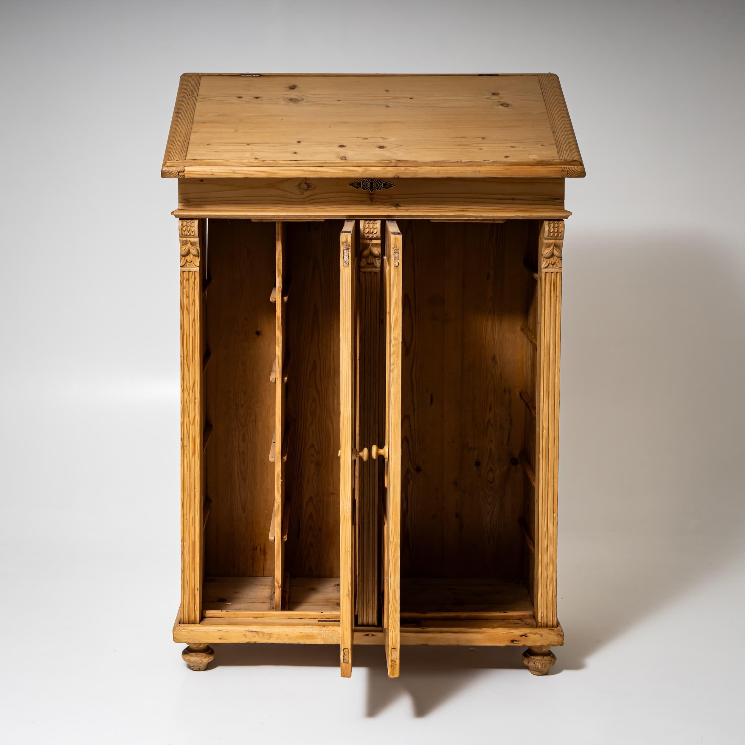 Slant-Front Desk in Softwood, Germany, Late 19th Century In Good Condition For Sale In Greding, DE