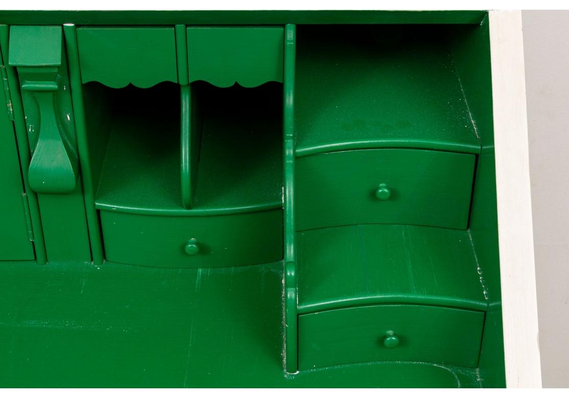 Kommode aus Kiefernholz mit schräger Front und weißer und grüner Dekoration (Holz) im Angebot
