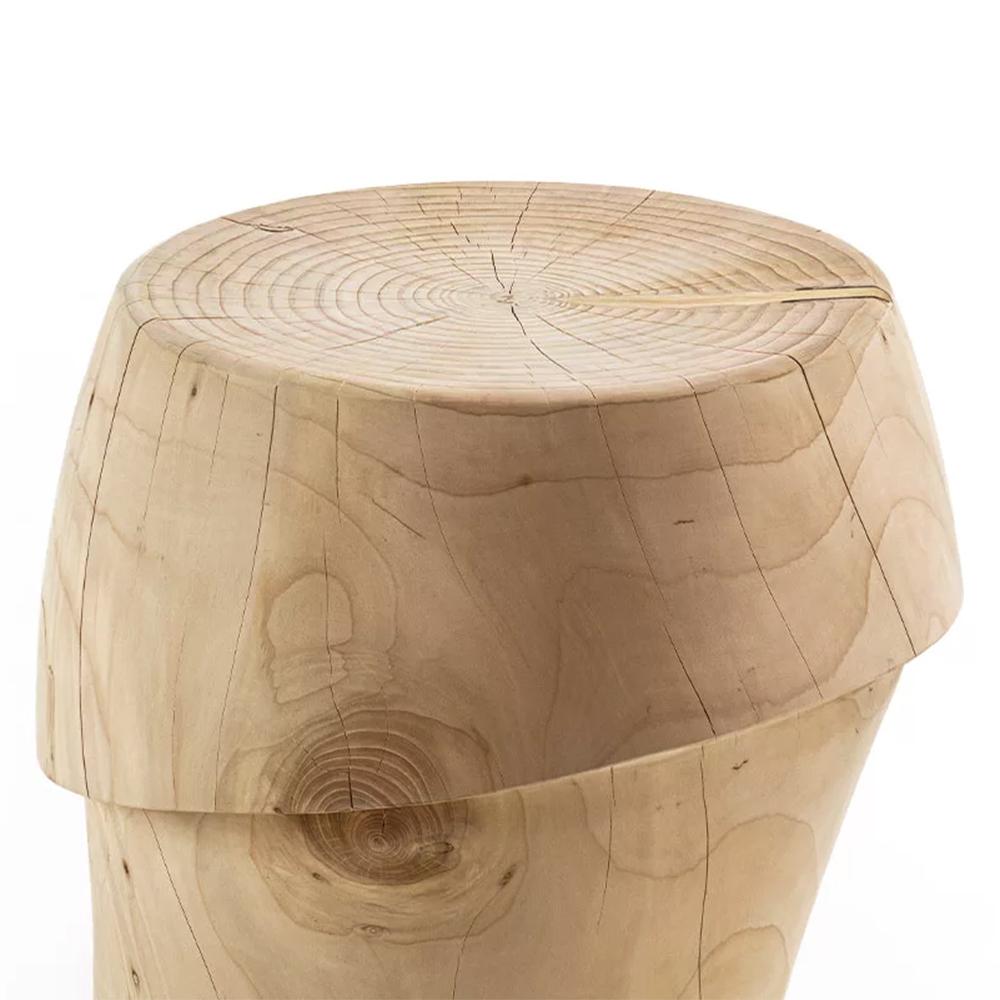 Tabouret Cèdre incliné avec toute la structure en naturel 
bois de cèdre massif fabriqué dans un bloc de cèdre naturel 
tronc. Traitée à la cire avec des extraits naturels de pin. 
Le bois de cèdre massif comprend le mouvement, 
les fissures et les