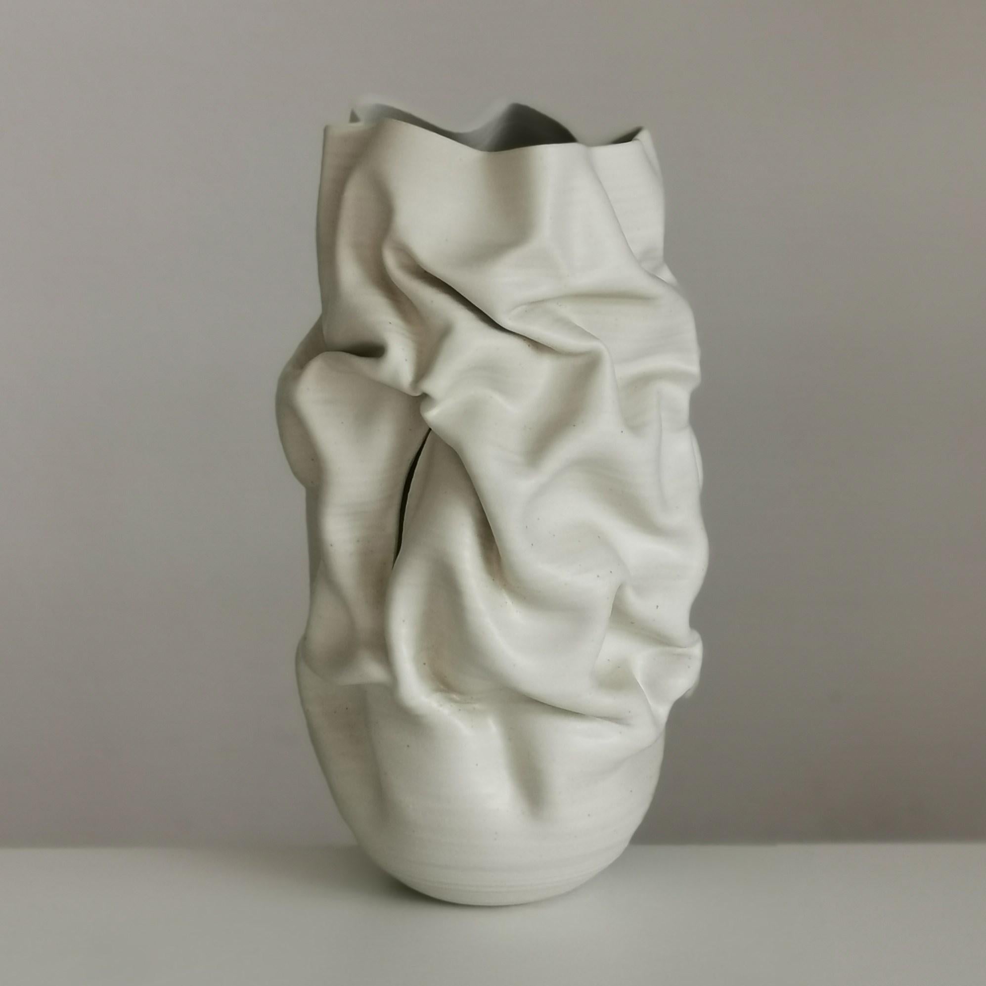 Slashed Crumpled Form A 60, un vaso di ceramica di Nicholas Arroyave-Portela in vendita 5