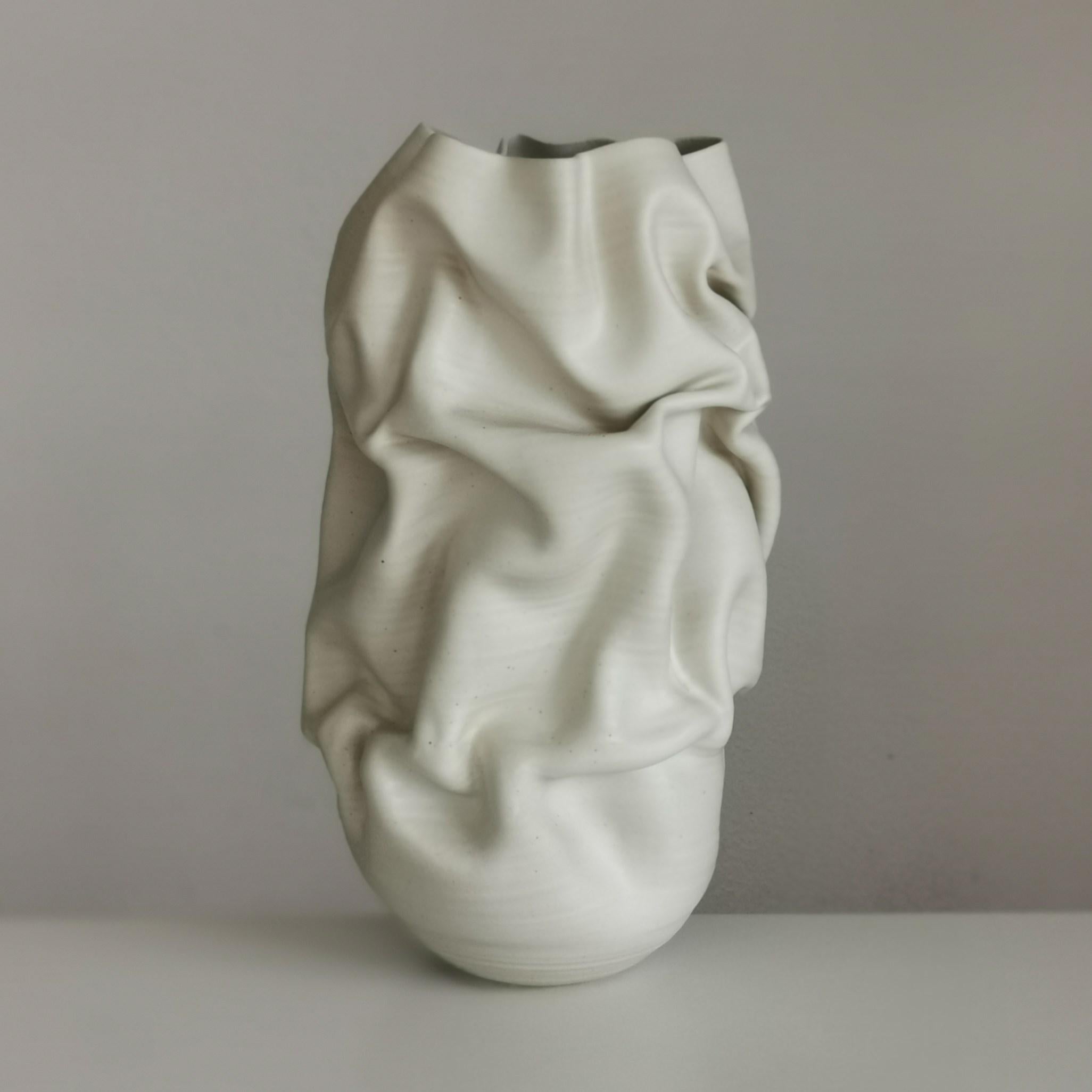 XXI secolo e contemporaneo Slashed Crumpled Form A 60, un vaso di ceramica di Nicholas Arroyave-Portela in vendita