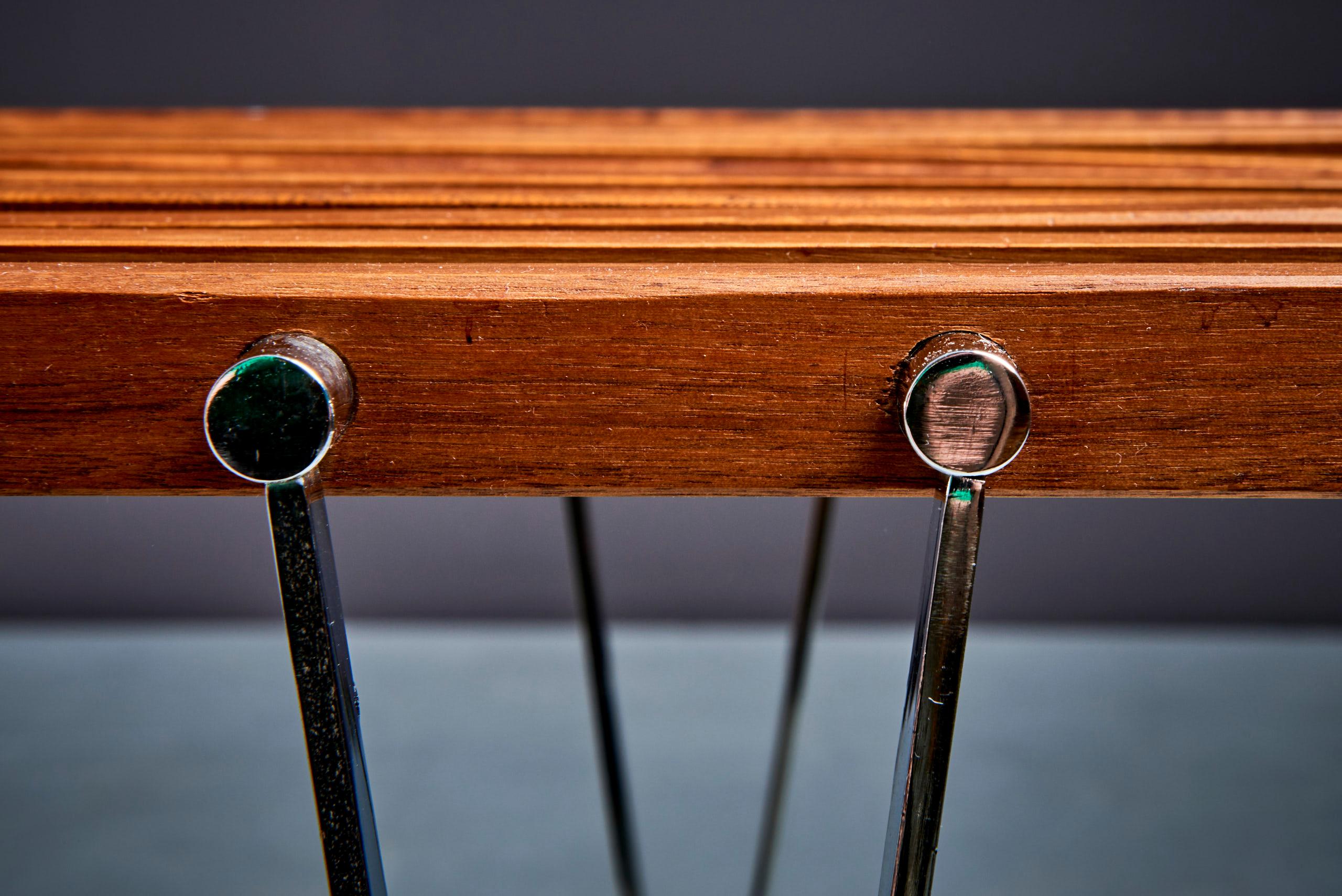 Banc iconique à lattes en noyer avec pieds chromés conçu par Hugh Acton.

 