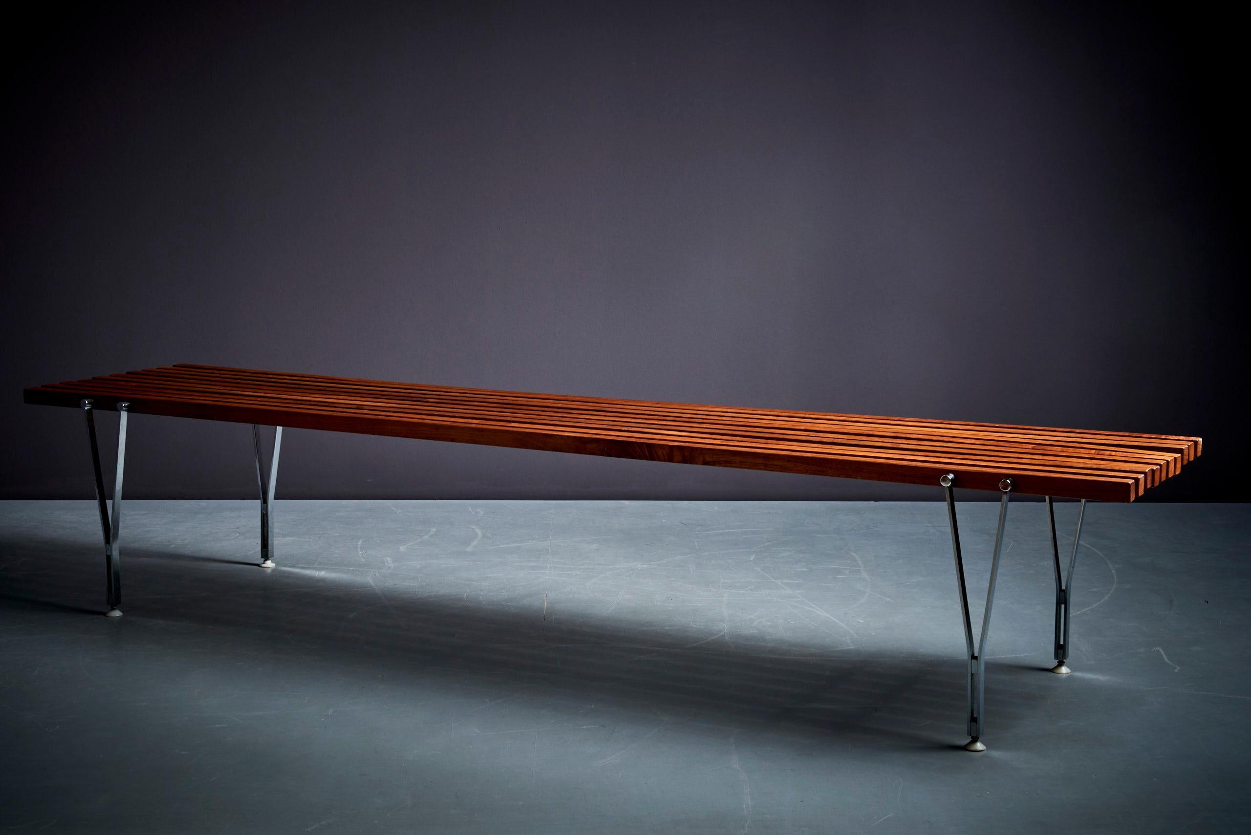 Banc à lattes de Hugh Acton, États-Unis, 1955 Excellent état - En vente à Berlin, DE