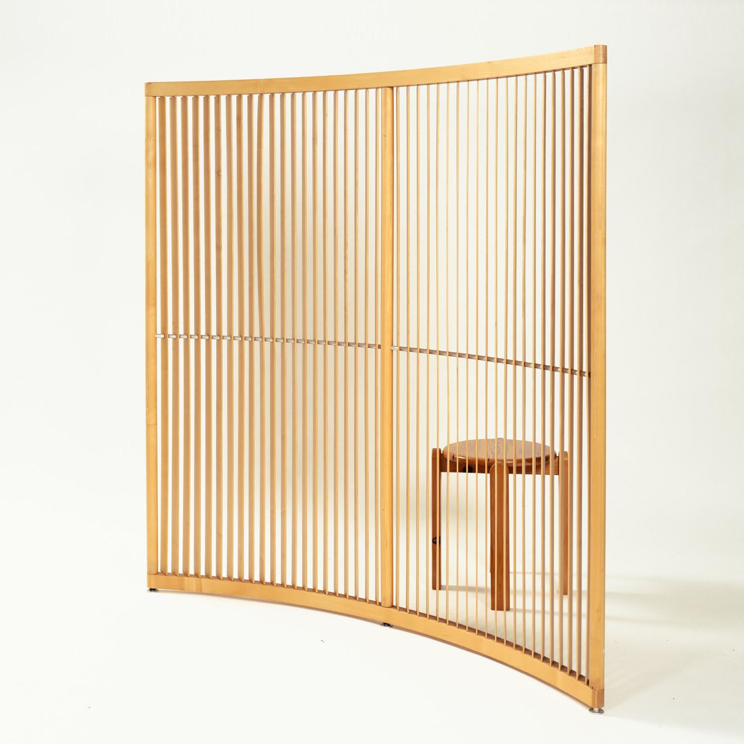 Dieser Raumteiler besteht aus gebogenen Elementen und wurde 1997 von Pelikan Design für Fritz Hansen entworfen. 
Die Elemente haben schmale, schräge Holzlatten. Der Raumteiler Labyrinth hat kleine Füße aus naturfarbenem, eloxiertem Aluminium. Der
