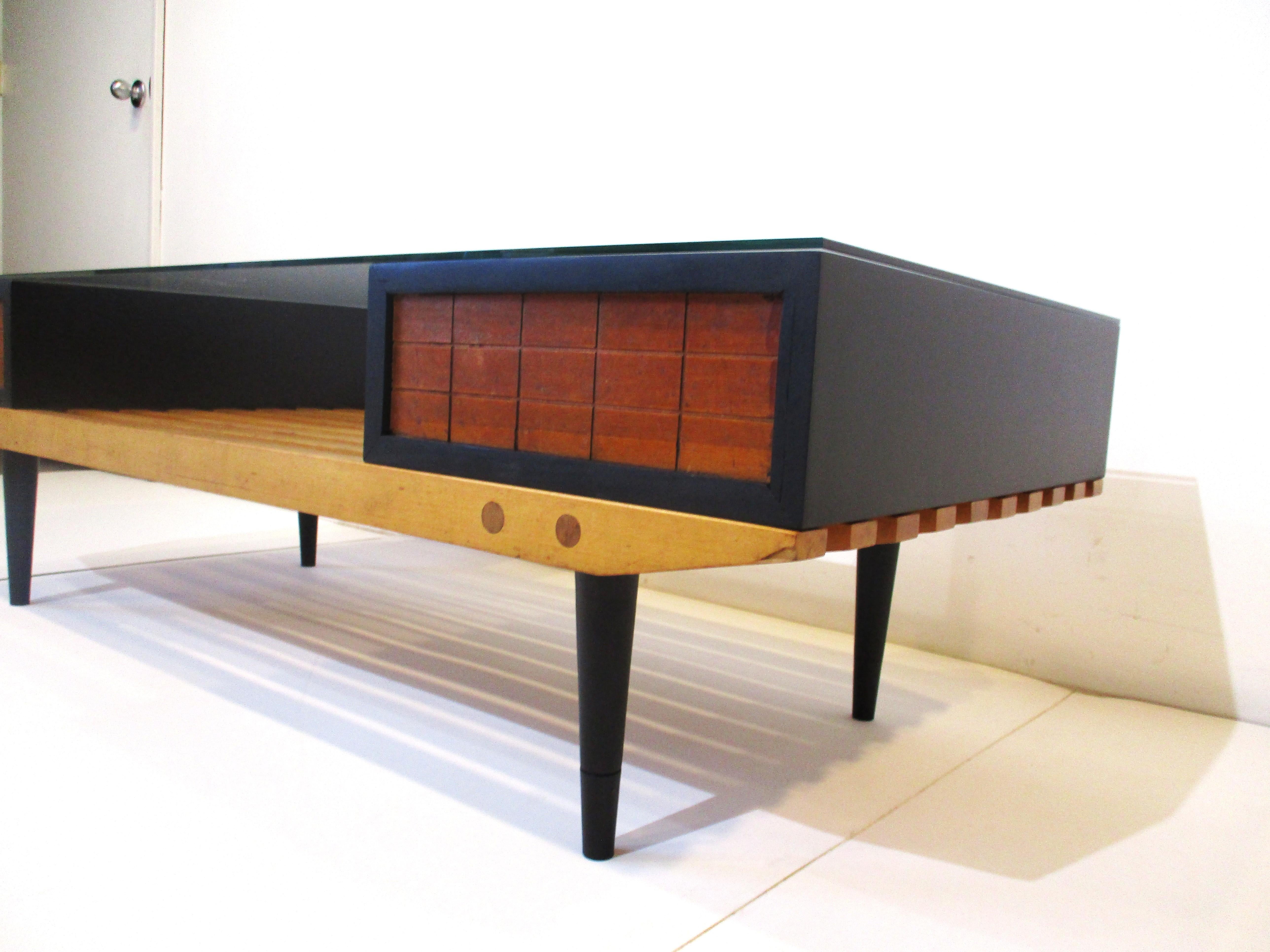 George Nelson styled Slat Wood / Glas Mid Century Couchtisch (20. Jahrhundert) im Angebot