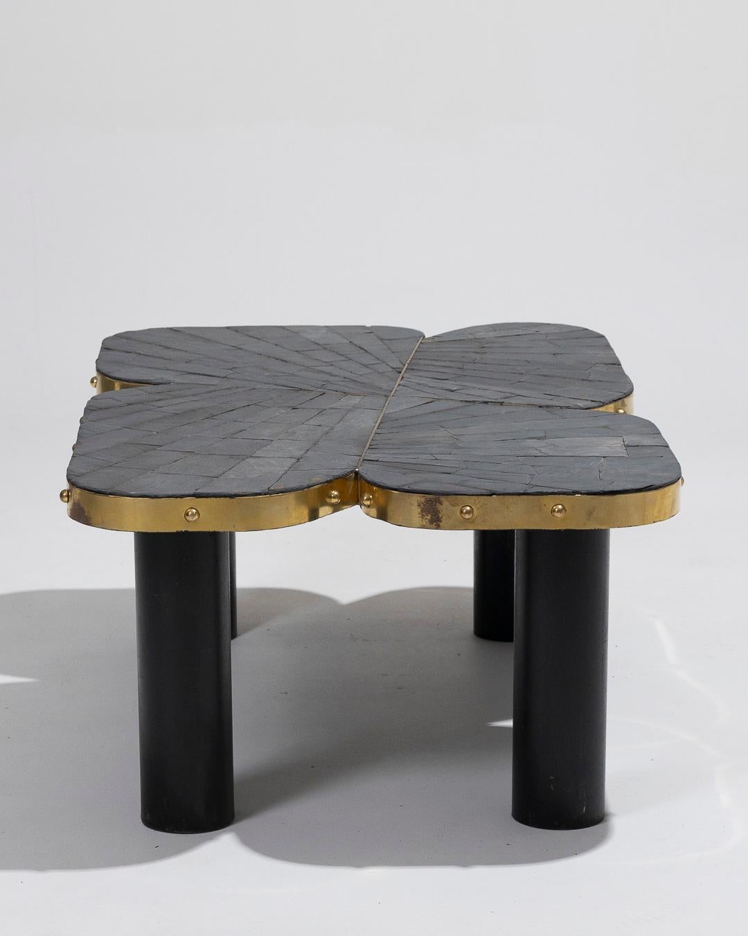 Postmoderne Table basse en ardoise et laiton, années 1990 en vente