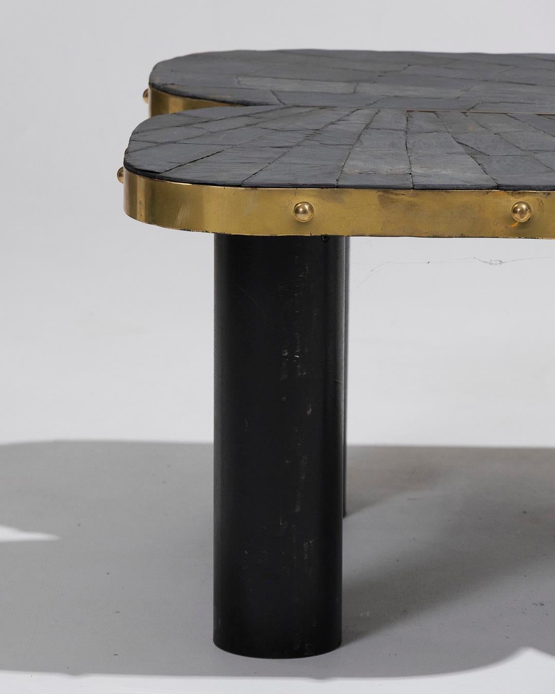 Table basse en ardoise et laiton, années 1990 en vente 1