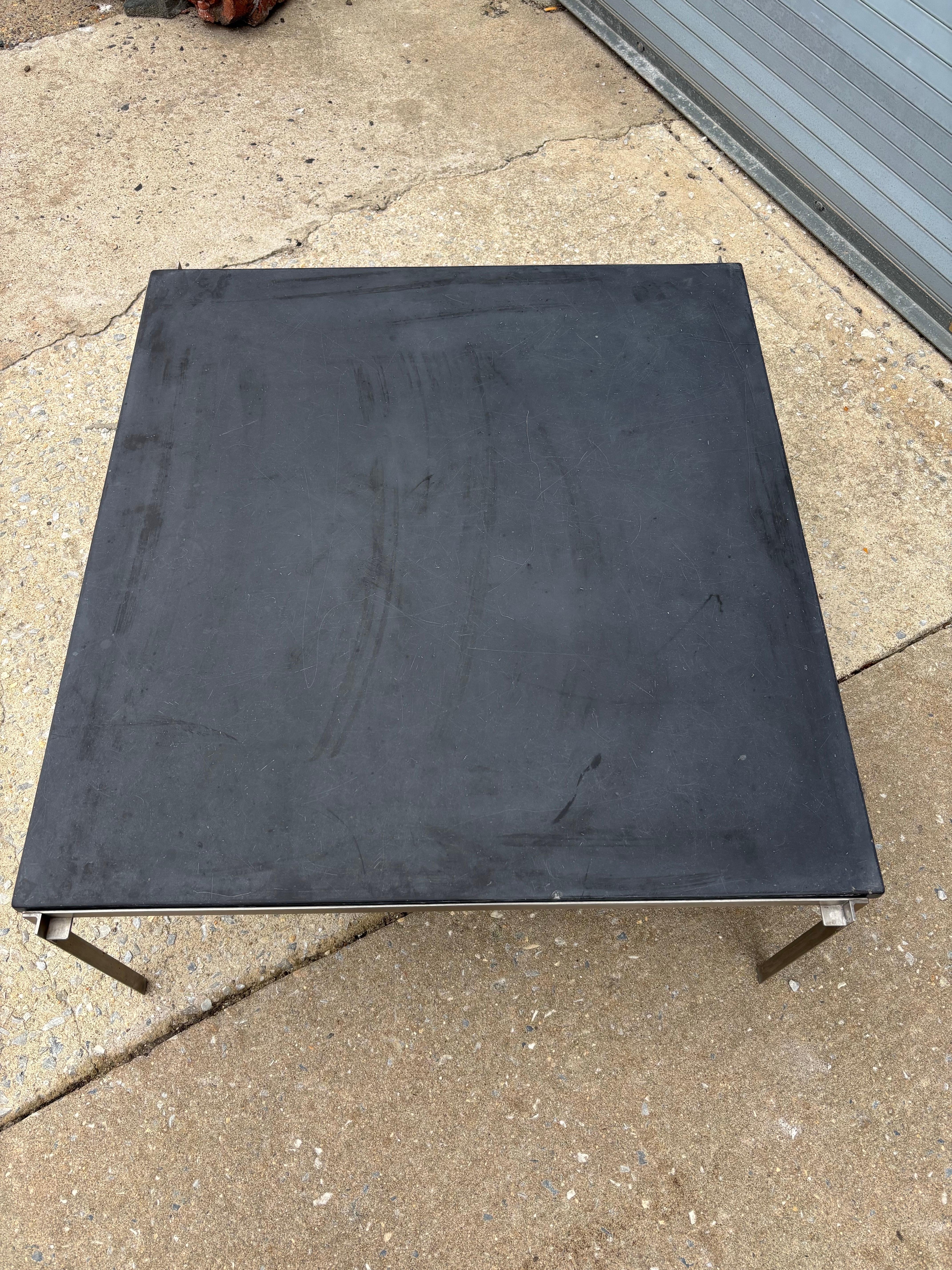 Mesa baja de pizarra y acero inoxidable en venta 3