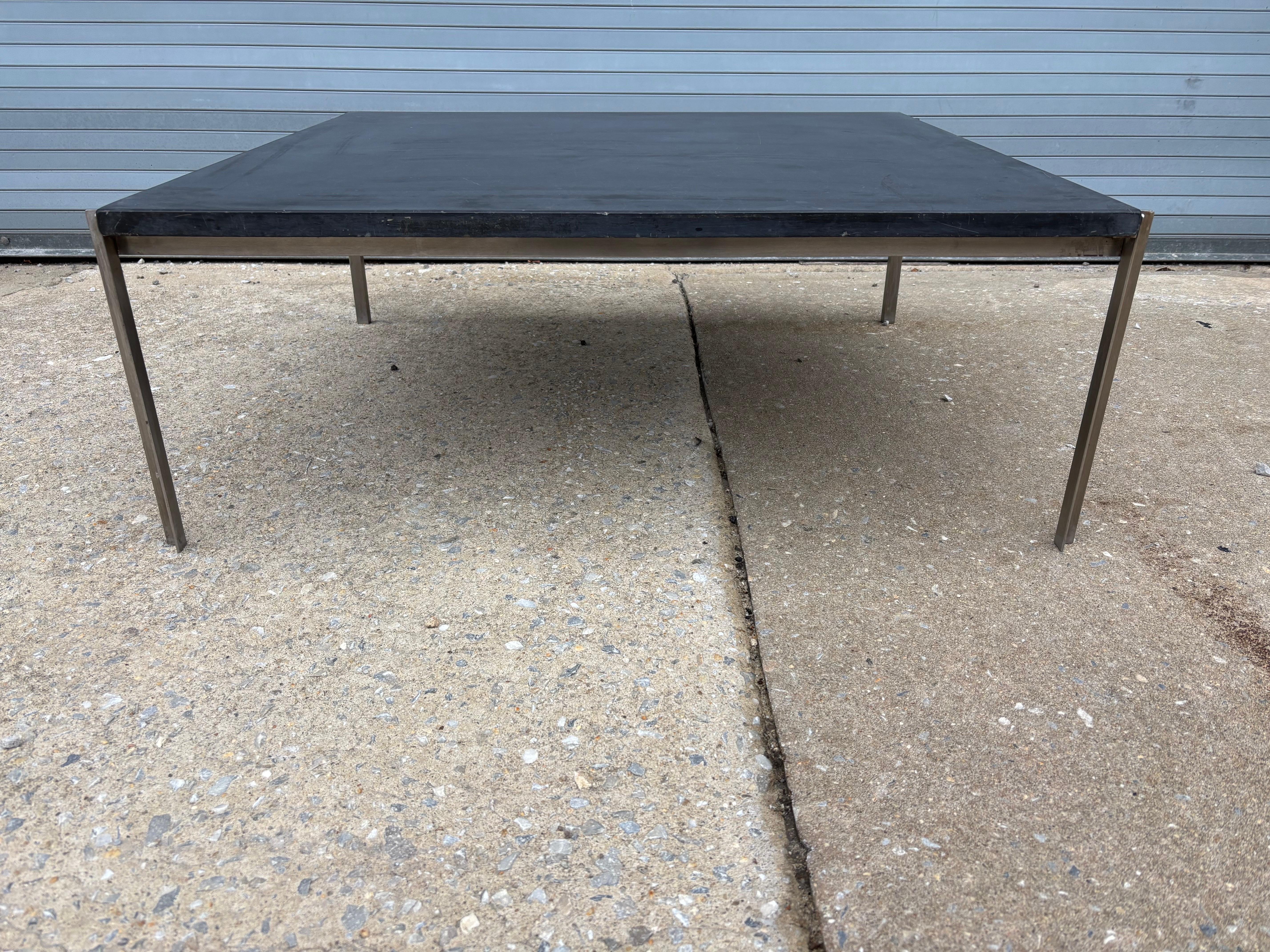 Mesa baja de pizarra y acero inoxidable Moderno de mediados de siglo en venta