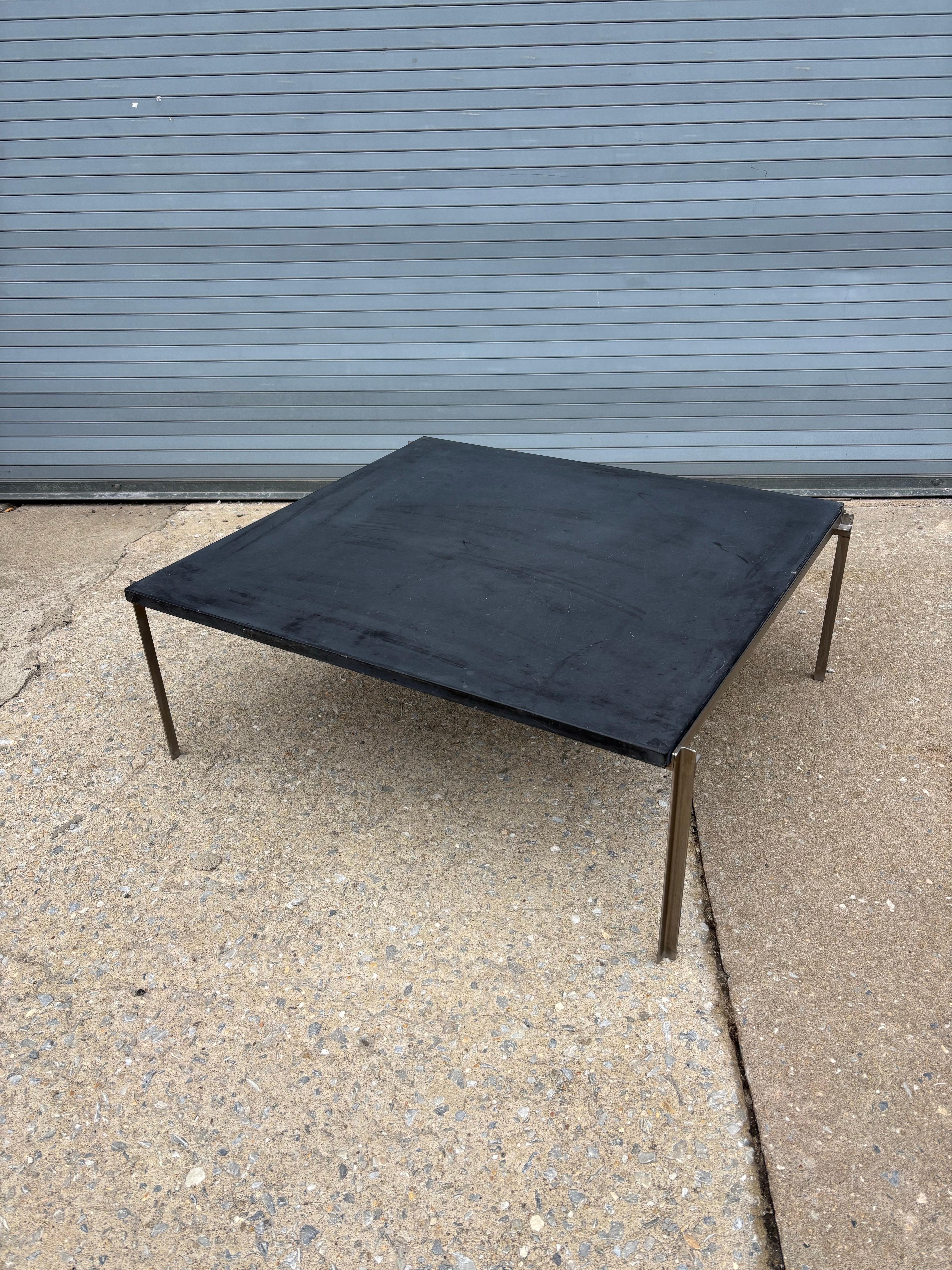 Mesa baja de pizarra y acero inoxidable Estadounidense en venta