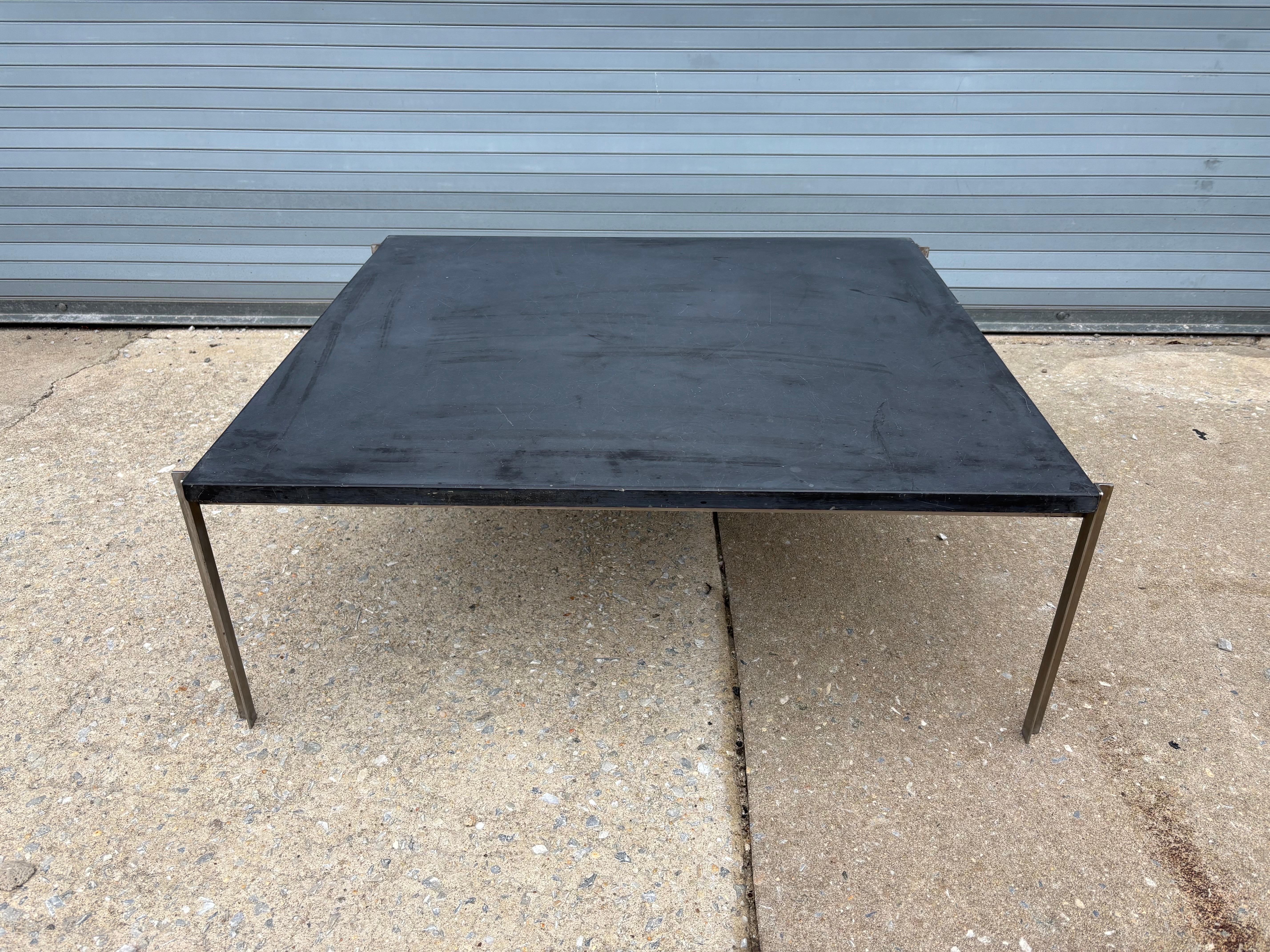 Mesa baja de pizarra y acero inoxidable finales del siglo XX en venta