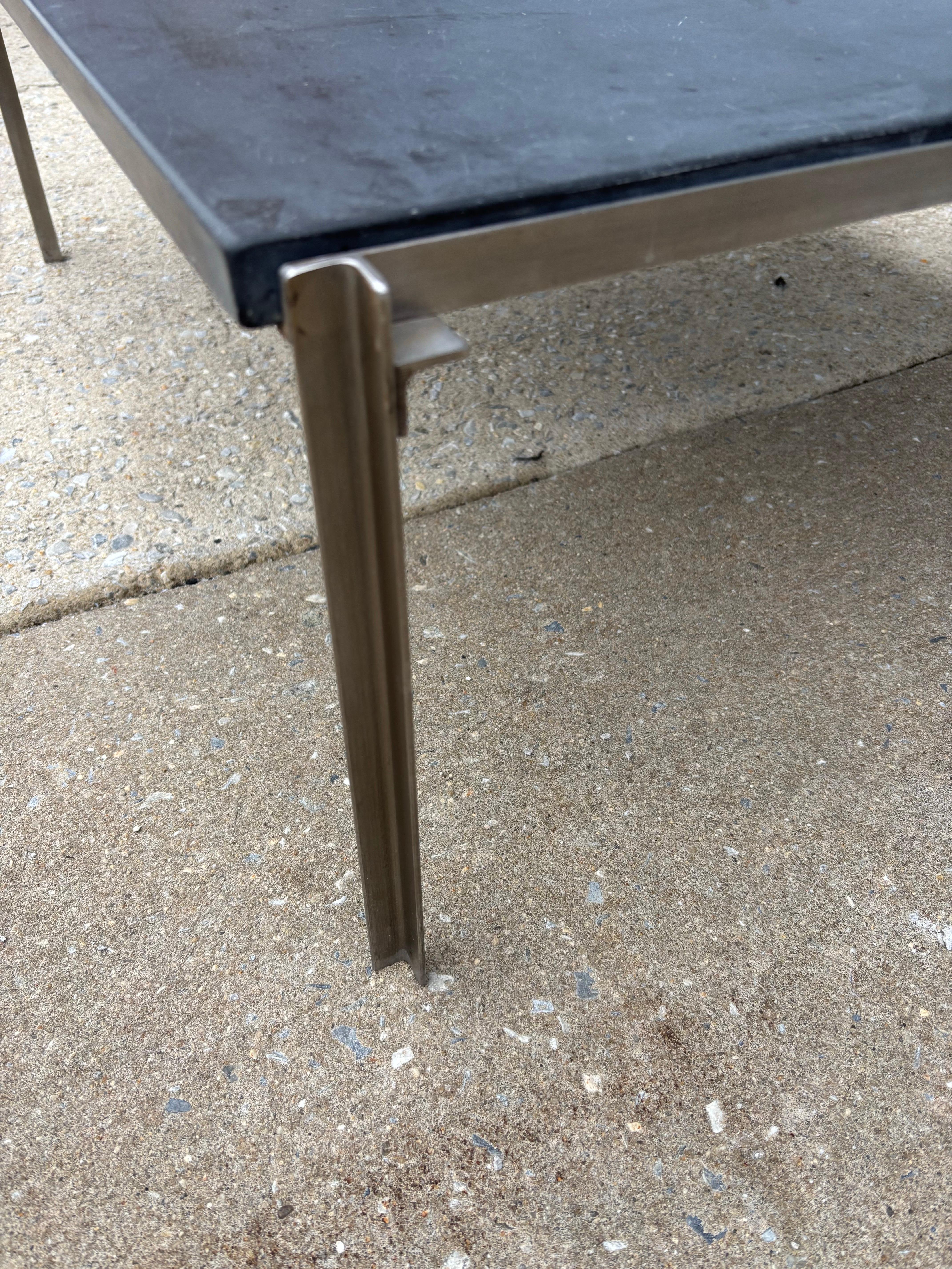 Mesa baja de pizarra y acero inoxidable en venta 1