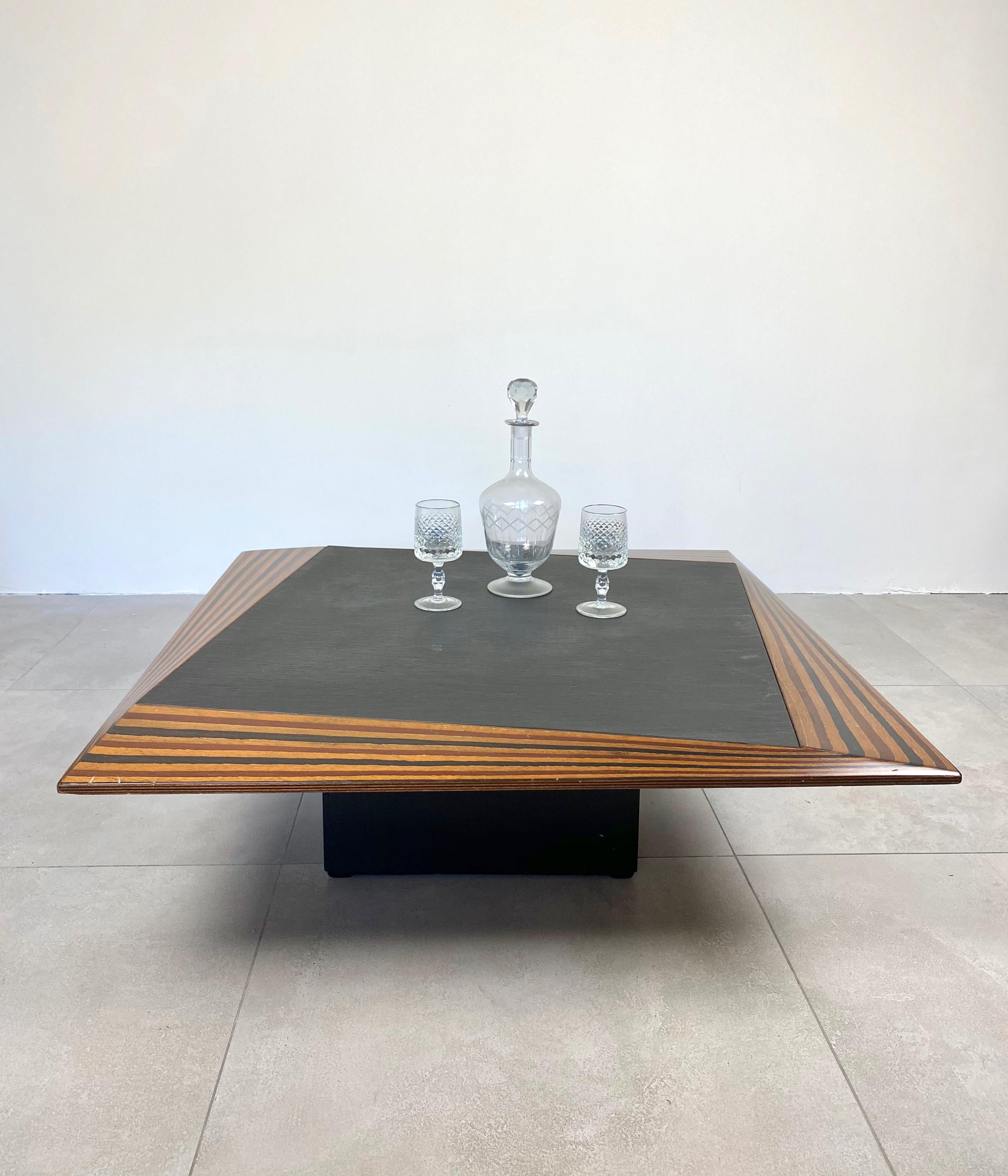 italien Table basse en ardoise et bois de style Tobia Scarpa, Italie, années 1980 en vente