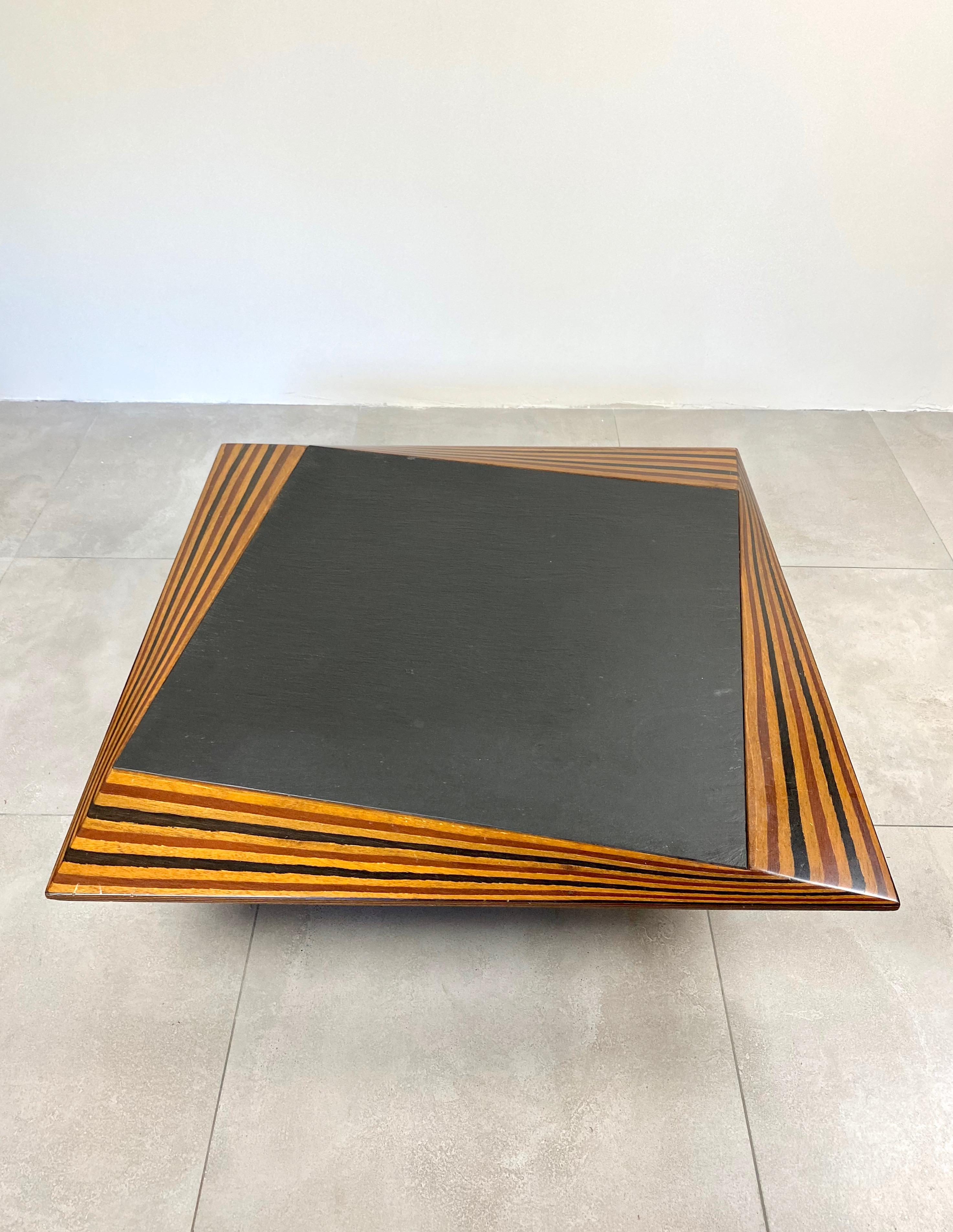 Niedriger Couchtisch aus Schiefer und Holz im Tobia Scarpa-Stil, Italien, 1980er Jahre (Ende des 20. Jahrhunderts) im Angebot