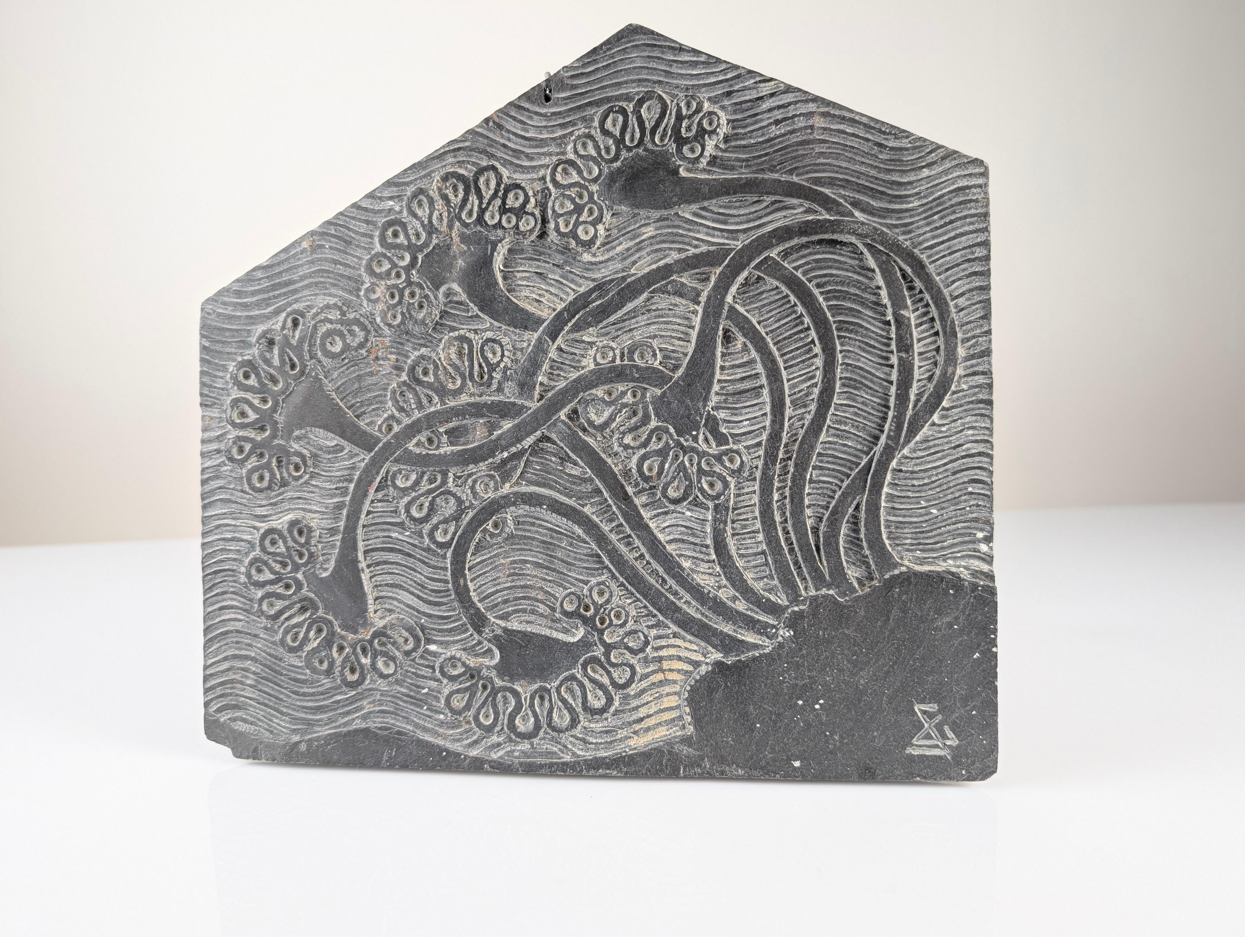 Questo bassorilievo in ardesia scolpito a mano negli anni '70 presenta dettagliati motivi floreali. La pietra, con la sua texture e il suo colore caratteristici, è stata lavorata con precisione, mettendo in evidenza l'abilità dell'artista. Il pezzo