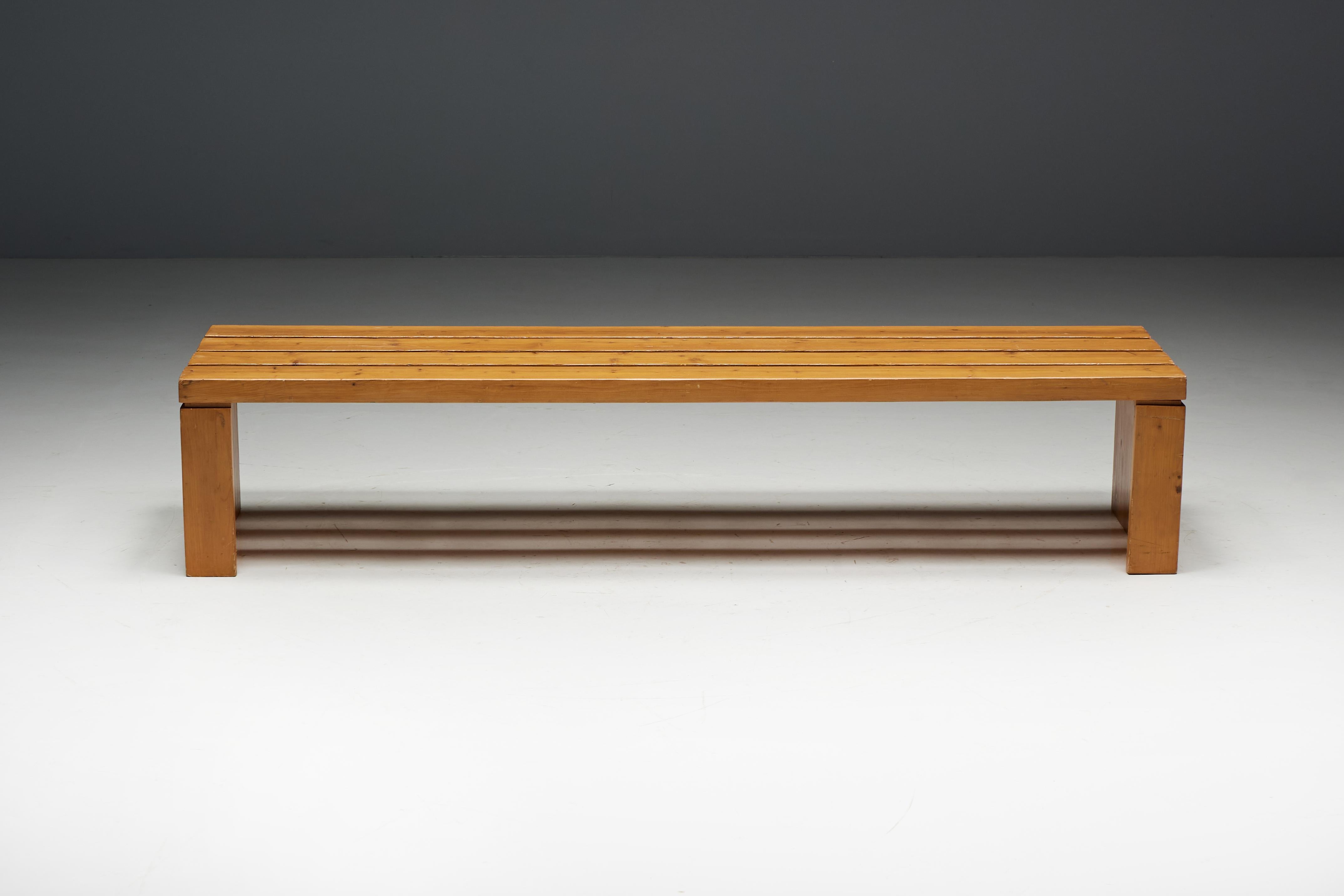 Rara panchina in pino massiccio disegnata da Charlotte Perriand per il Résidence Les Mirantins e Les Archeboc nella stazione sciistica di Les Arcs, un eccezionale esempio di design alpino degli anni '80. Creata per uno degli ultimi progetti di