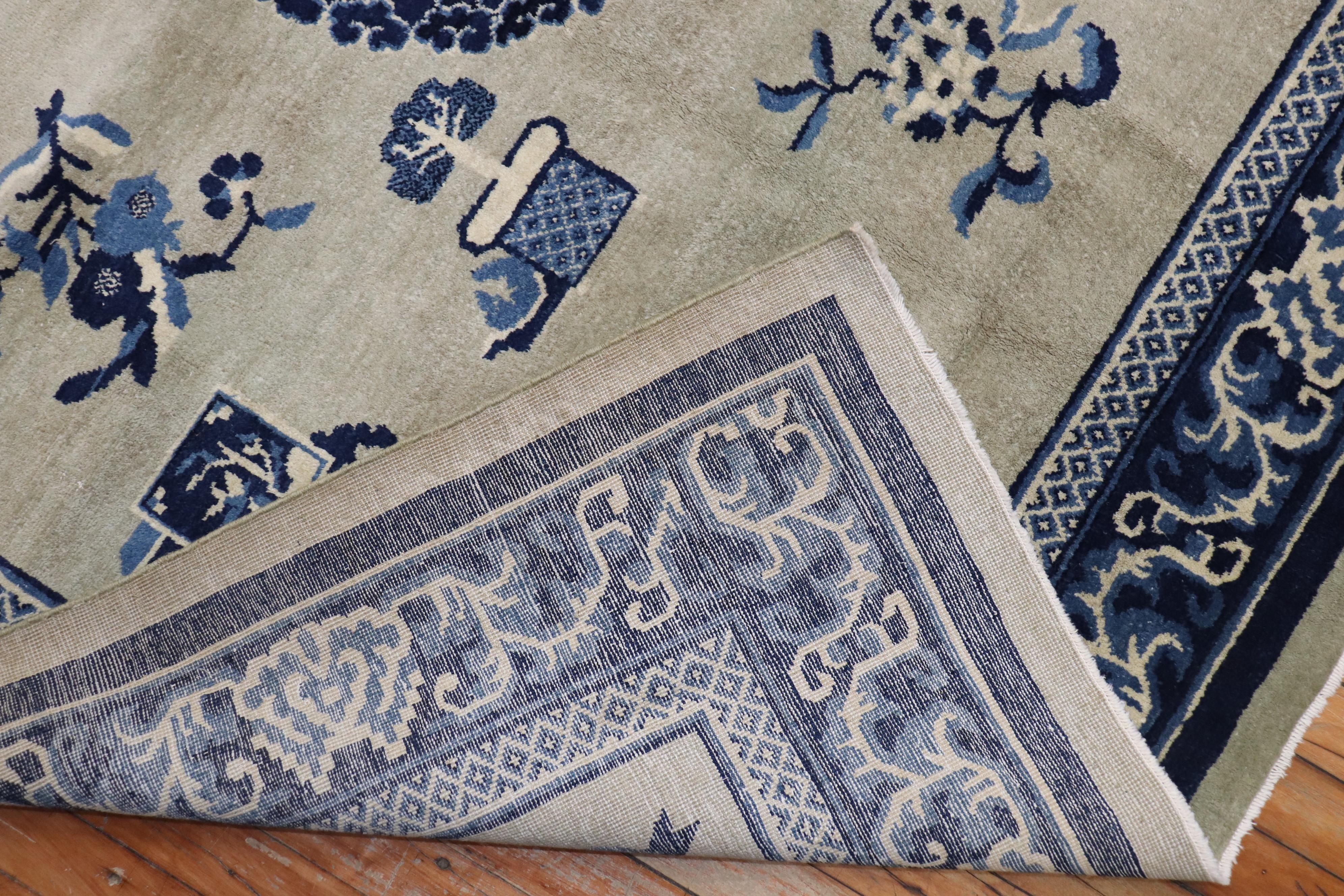 Chinesischer quadratischer Teppich aus Schieferblau (20. Jahrhundert) im Angebot