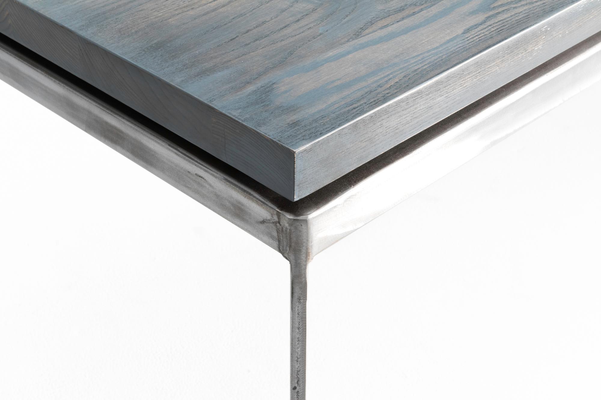 Moderne Table de salle à manger en bois de frêne gris ardoise sur base en acier brossé « Table de salle à manger Charlesvoix » en vente