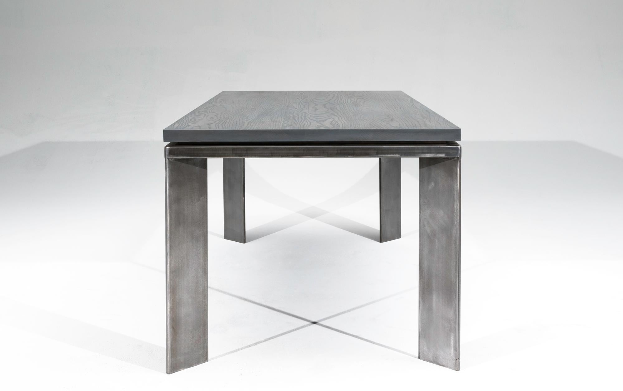 Américain Table de salle à manger en bois de frêne gris ardoise sur base en acier brossé « Table de salle à manger Charlesvoix » en vente