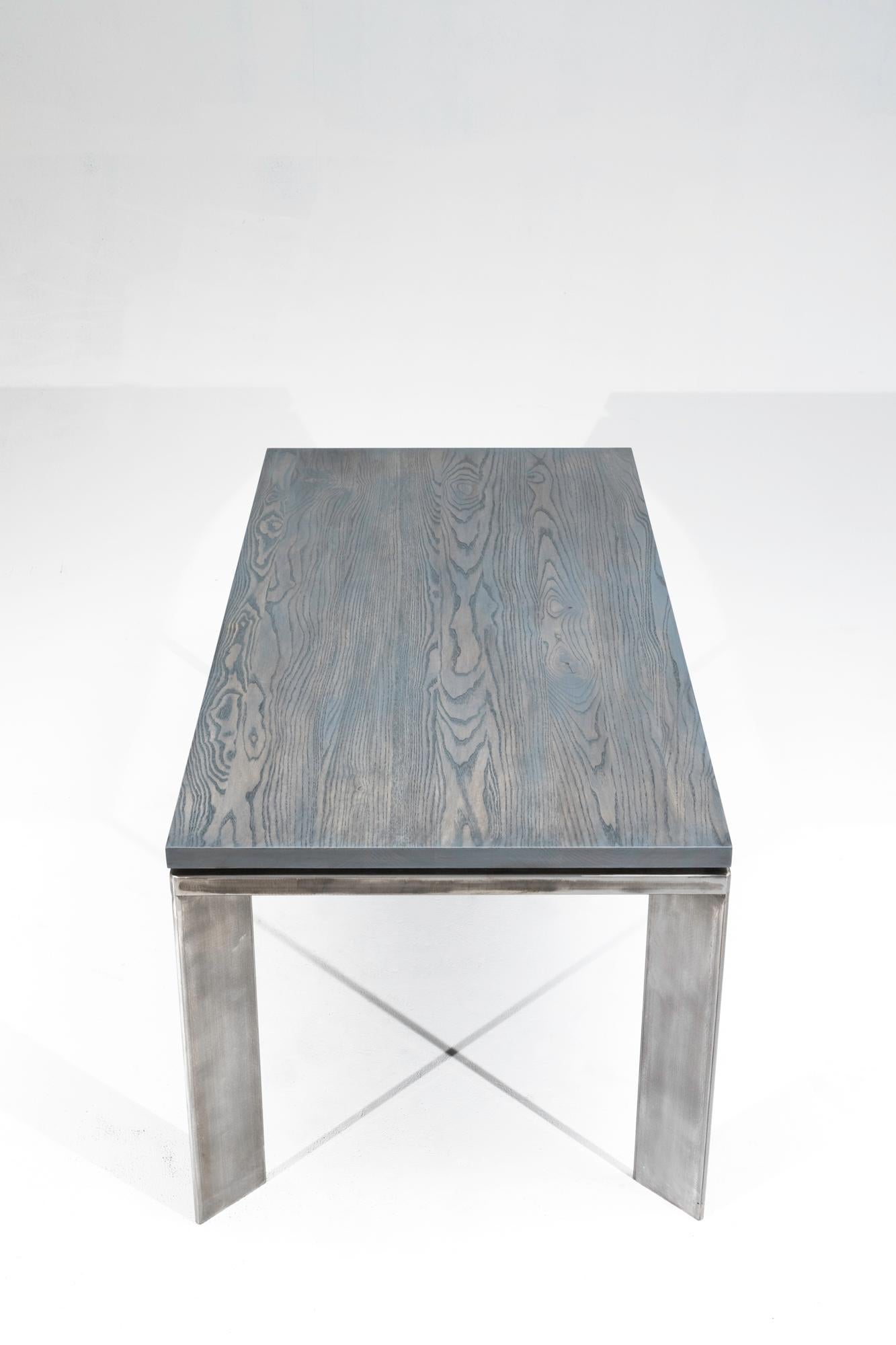 Ferronnerie Table de salle à manger en bois de frêne gris ardoise sur base en acier brossé « Table de salle à manger Charlesvoix » en vente