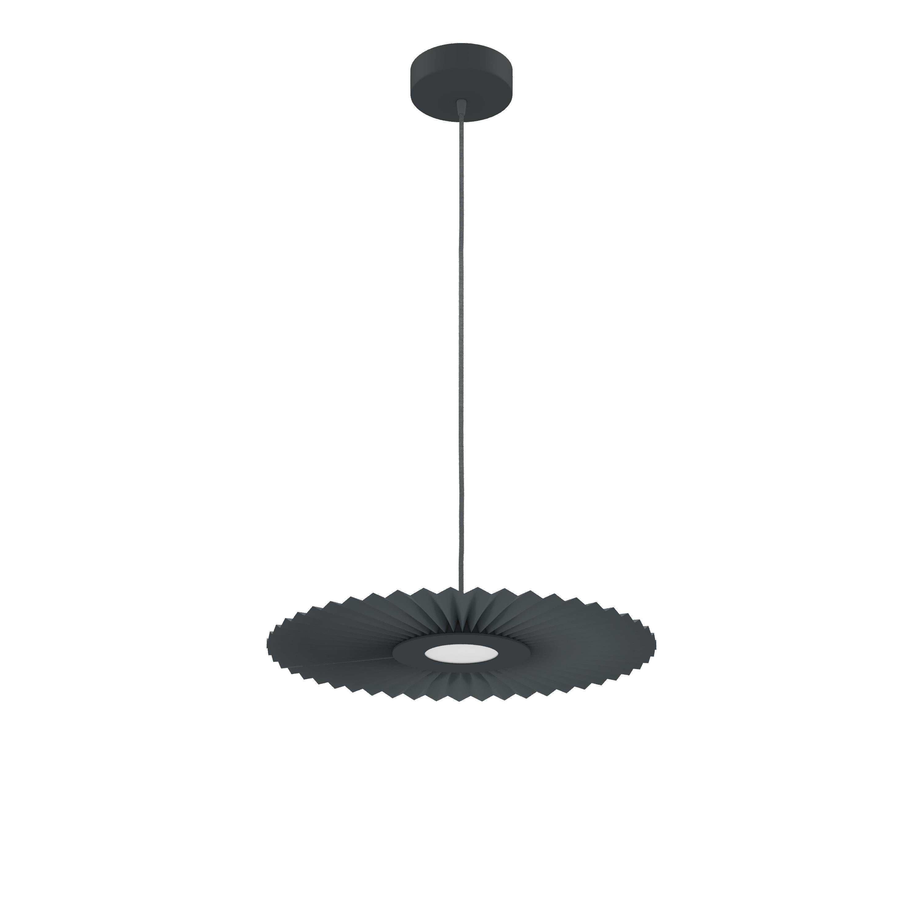 Carmen-Pendelleuchte aus Schiefergrau S 50 von HARTO
Abmessungen: B 50 x T 3,2 x H 50 cm. 
MATERIALIEN: Textil laminiert auf PET: 1 Seite 100% Polyester / 1 Seite 100% Baumwolle, Lackiertes Metall. 
Gewicht: 1.2 kg

Carmen ist ein Objekt von reiner