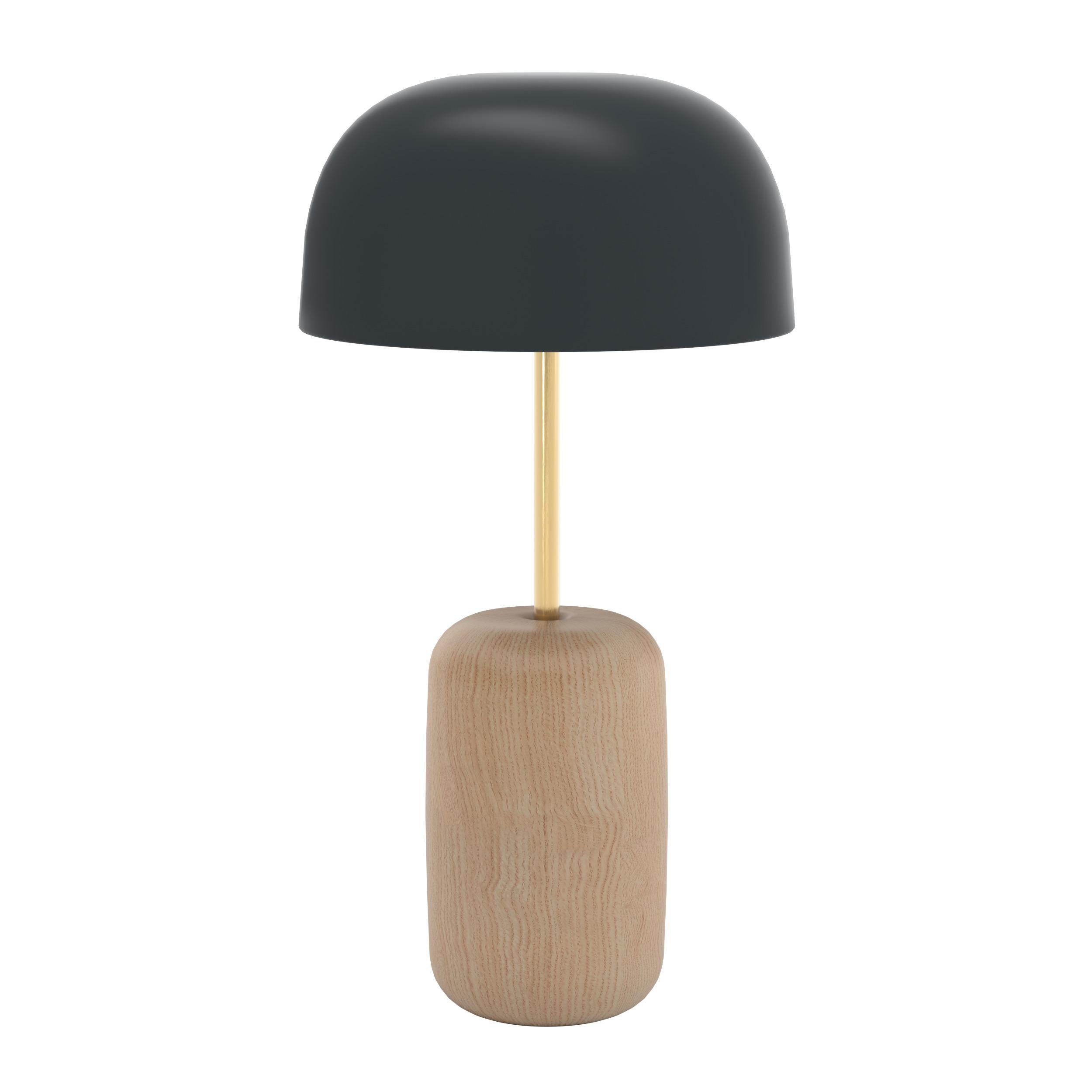Lampada da tavolo Nina con paralume grigio ardesia di HARTO
Dimensioni: L 23 x P 23 x H 44,2 cm. 
Materiali: Legno massiccio, alluminio Wood.  
Peso: 1 kg

Ciò che ci piace di Nina è la sua rotondità e morbidezza. Una lampada da tavolo così bella