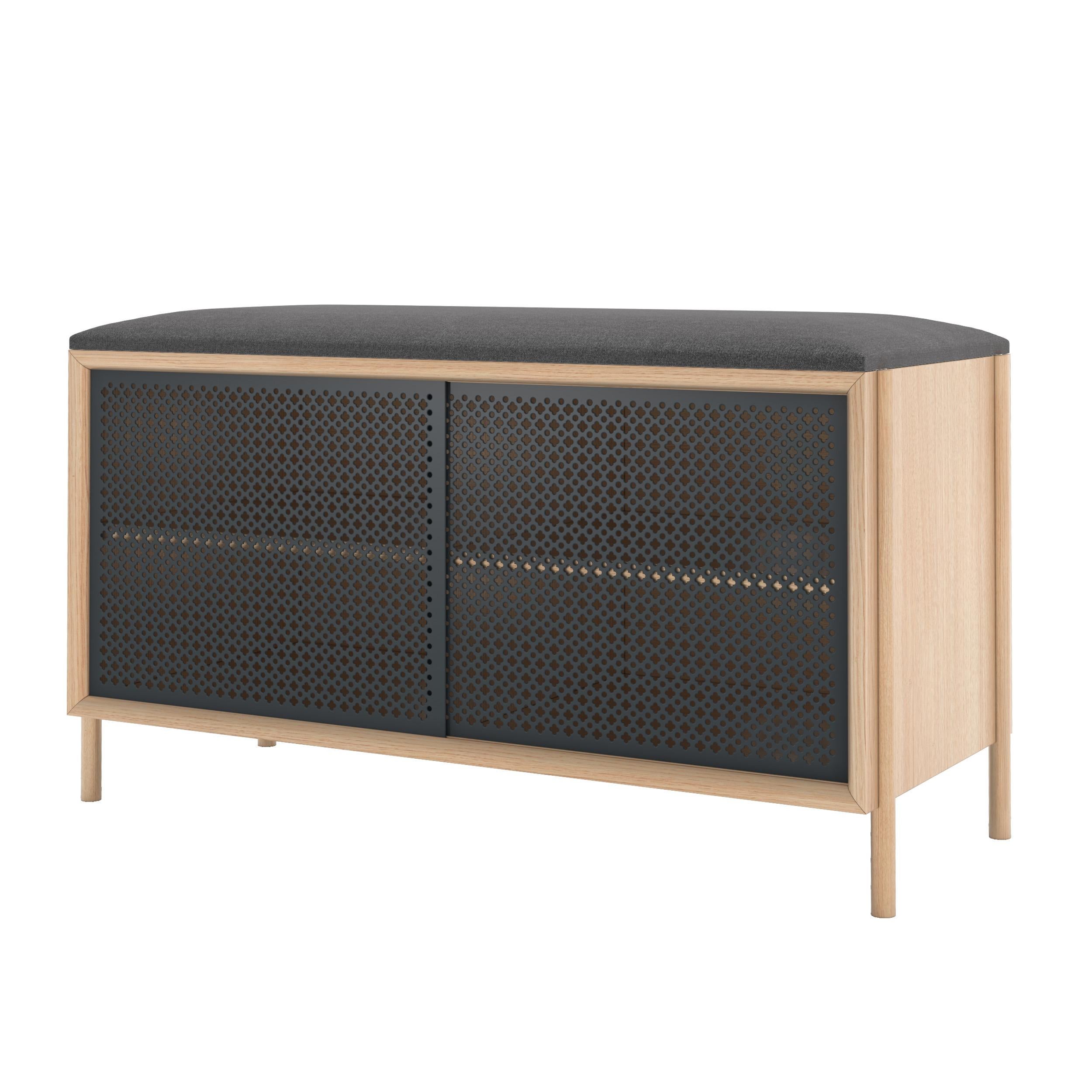 Gabin-Bank aus natürlicher Eiche aus Schiefergrauem Metall von HARTO
Abmessungen: B 92,5 x T 40 x H 53,5 cm. 
MATERIALIEN: Massivholz, MDF-Holzfurnier, lackiertes Metall, Stoff, Mousse. 
Gewicht: 27.5 kg

Die Gabin-Bank ist praktisch: In einer