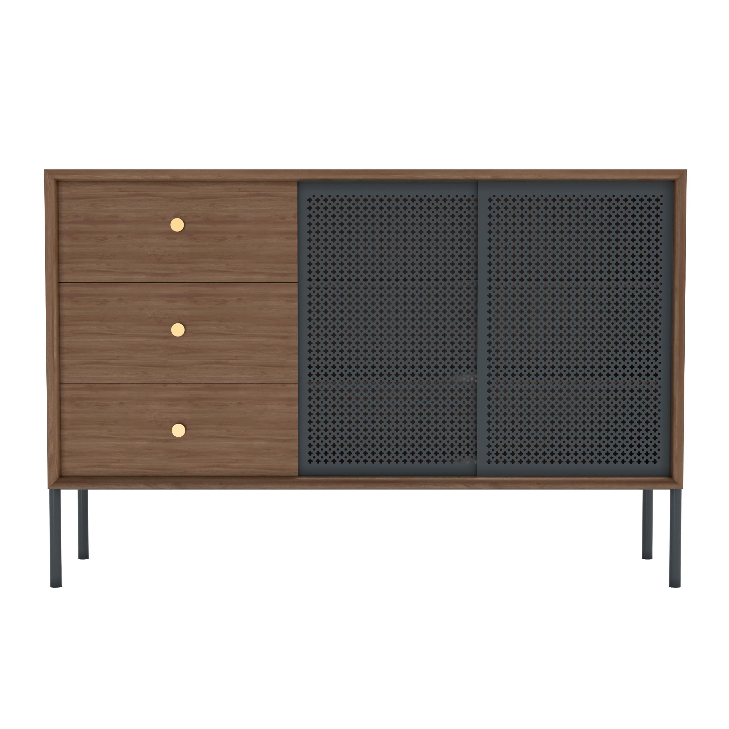 Credenza alta Gabin in metallo grigio ardesia Nature di HARTO
Dimensioni: L 122 x P 45 x H 80 cm. 
Materiali: Legno massiccio, MDF impiallacciato Wood, Metallo verniciato.
Peso: 57,0 kg

Di dimensioni modeste, la credenza Gabin 122 cm è comunque