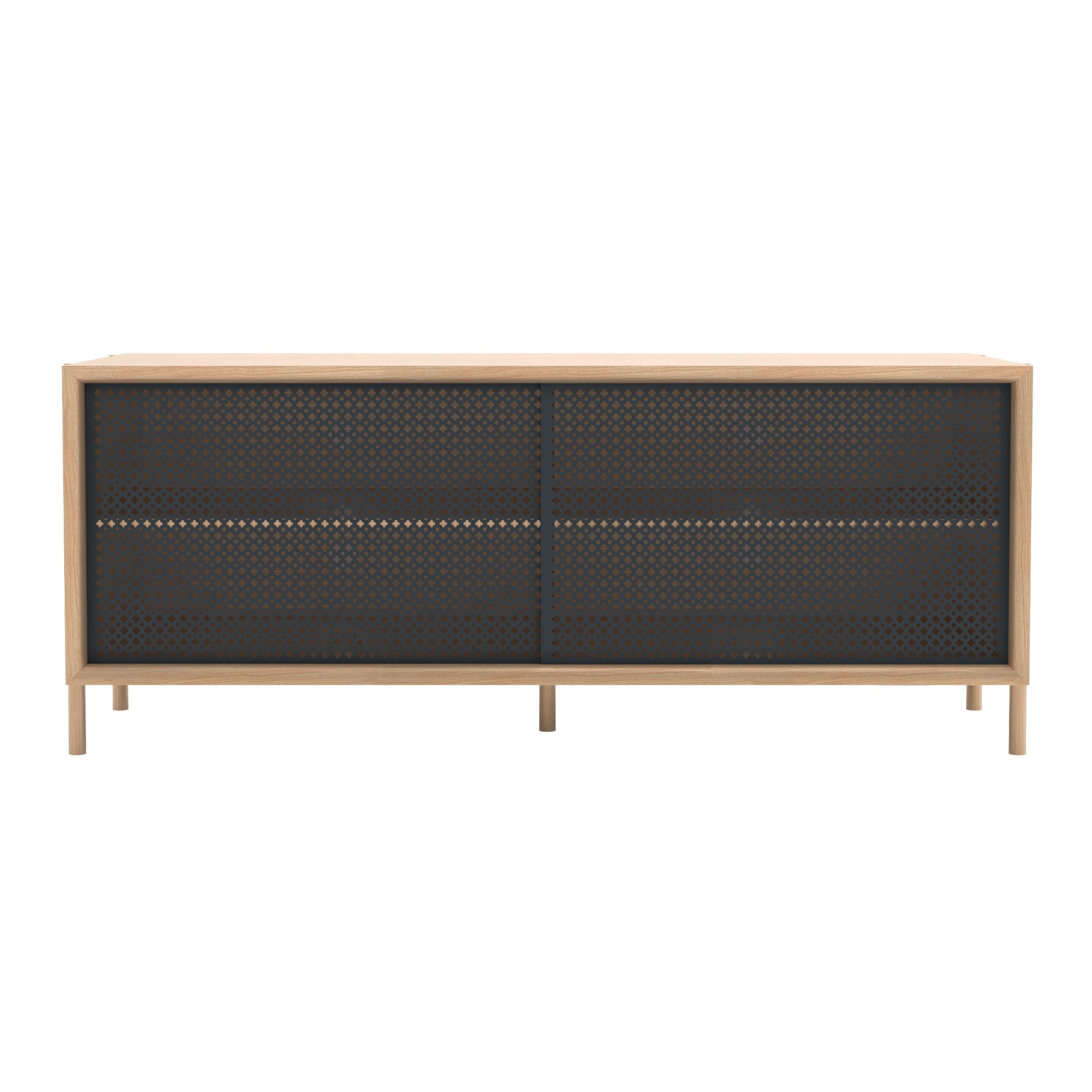 Aparador Gabin de metal gris pizarra 122 cm Roble natural by HARTO
Dimensiones: An 122 x Pr 45 x Al 49 cm. 
Materiales: Madera maciza, MDF chapado en madera, Metal pintado.
Peso: 37,0 kg

De tamaño modesto, el aparador Gabin 122 cm es, sin embargo,