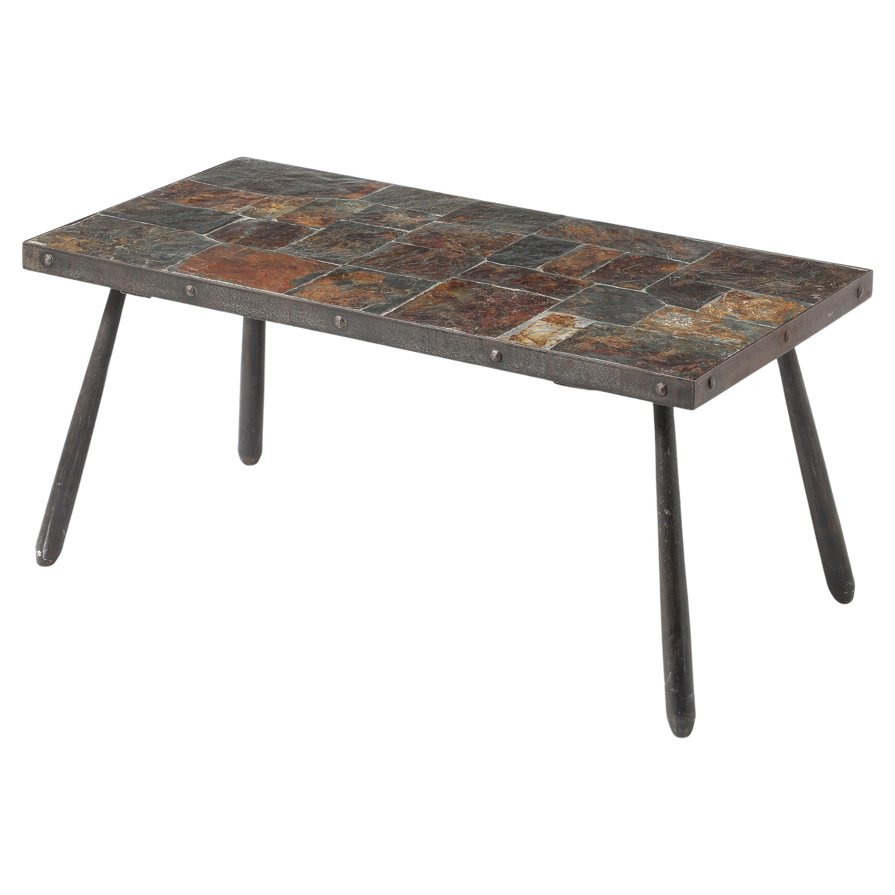 Couchtisch aus Schiefer und Eisen, Frankreich 1950er Jahre im Angebot
