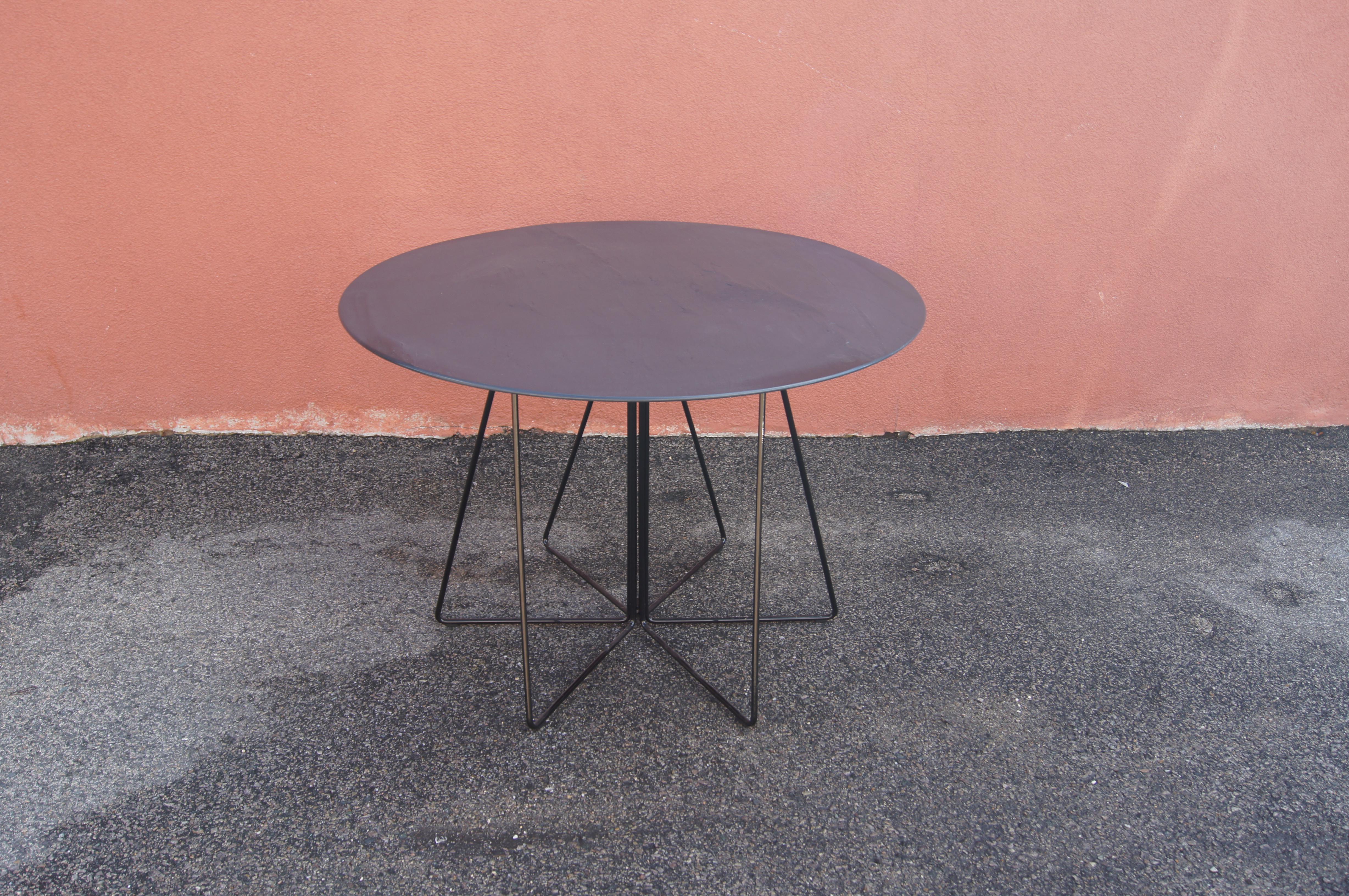 Designed by the Vignellis in 1994, the PaperClip table takes its name from the airy arrangement of steel rods. This later Knoll production features a round bevel-edged slate top and a black powder coat on the base that makes it perfect for use