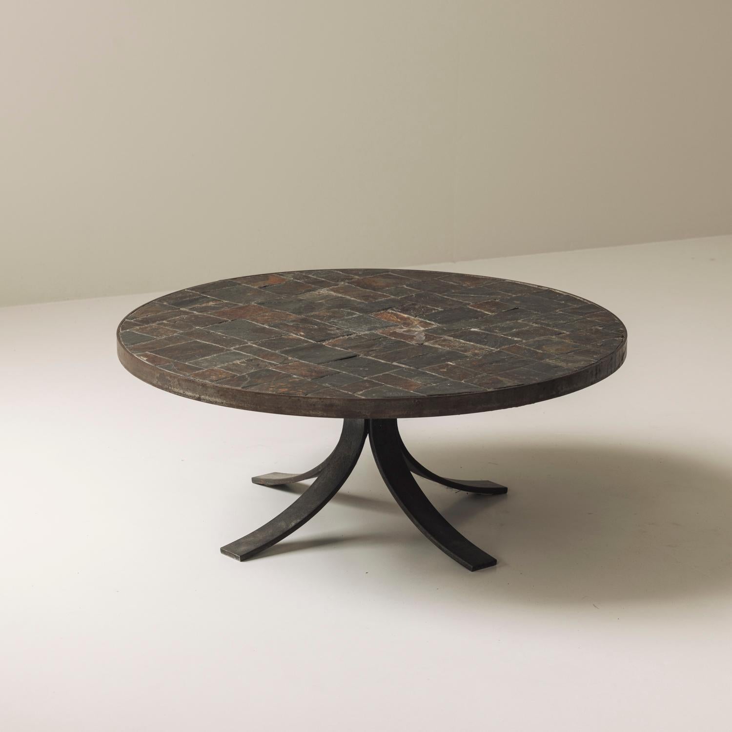 Mid-Century Modern Table basse en pierre d'ardoise provenant de France, datant des années 1950. en vente