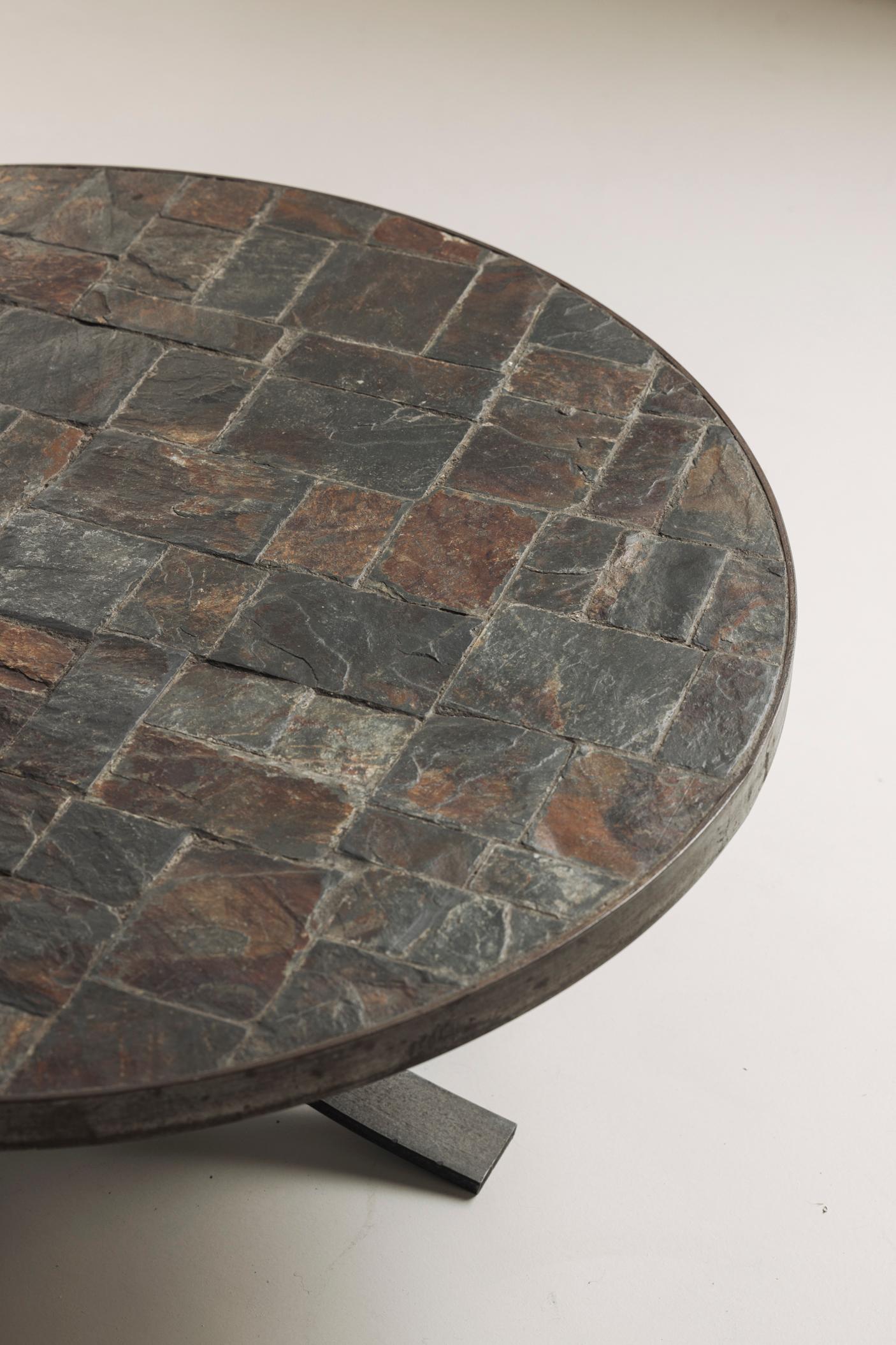 Table basse en pierre d'ardoise provenant de France, datant des années 1950. Bon état - En vente à Antwerp, BE