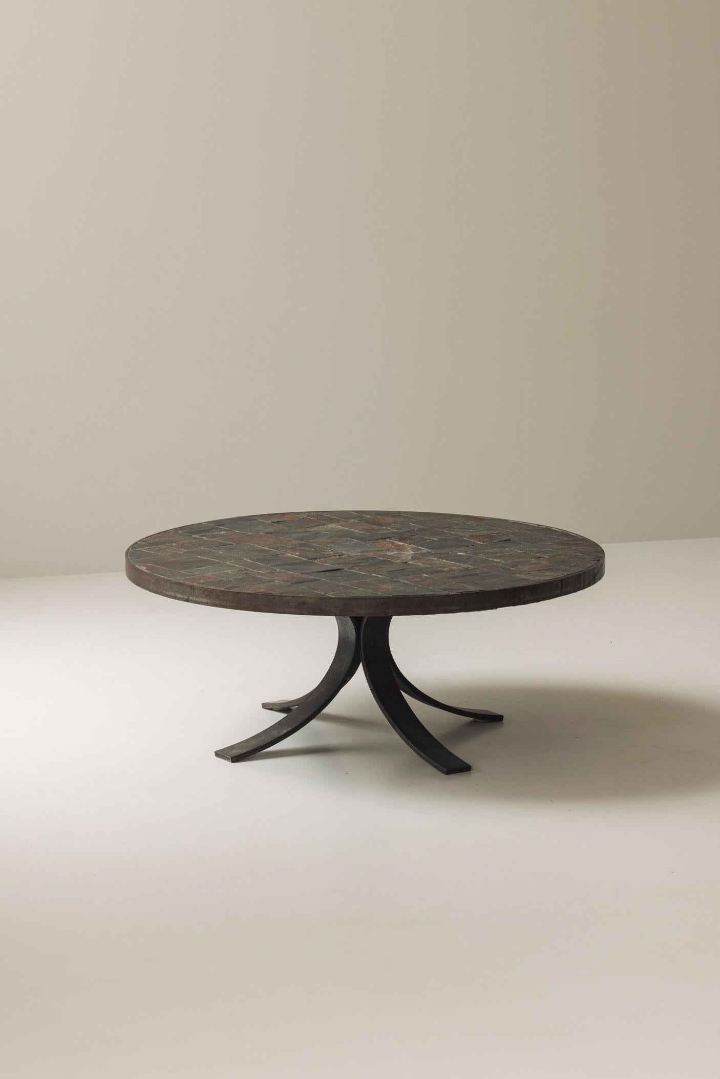 Milieu du XXe siècle Table basse en pierre d'ardoise provenant de France, datant des années 1950. en vente