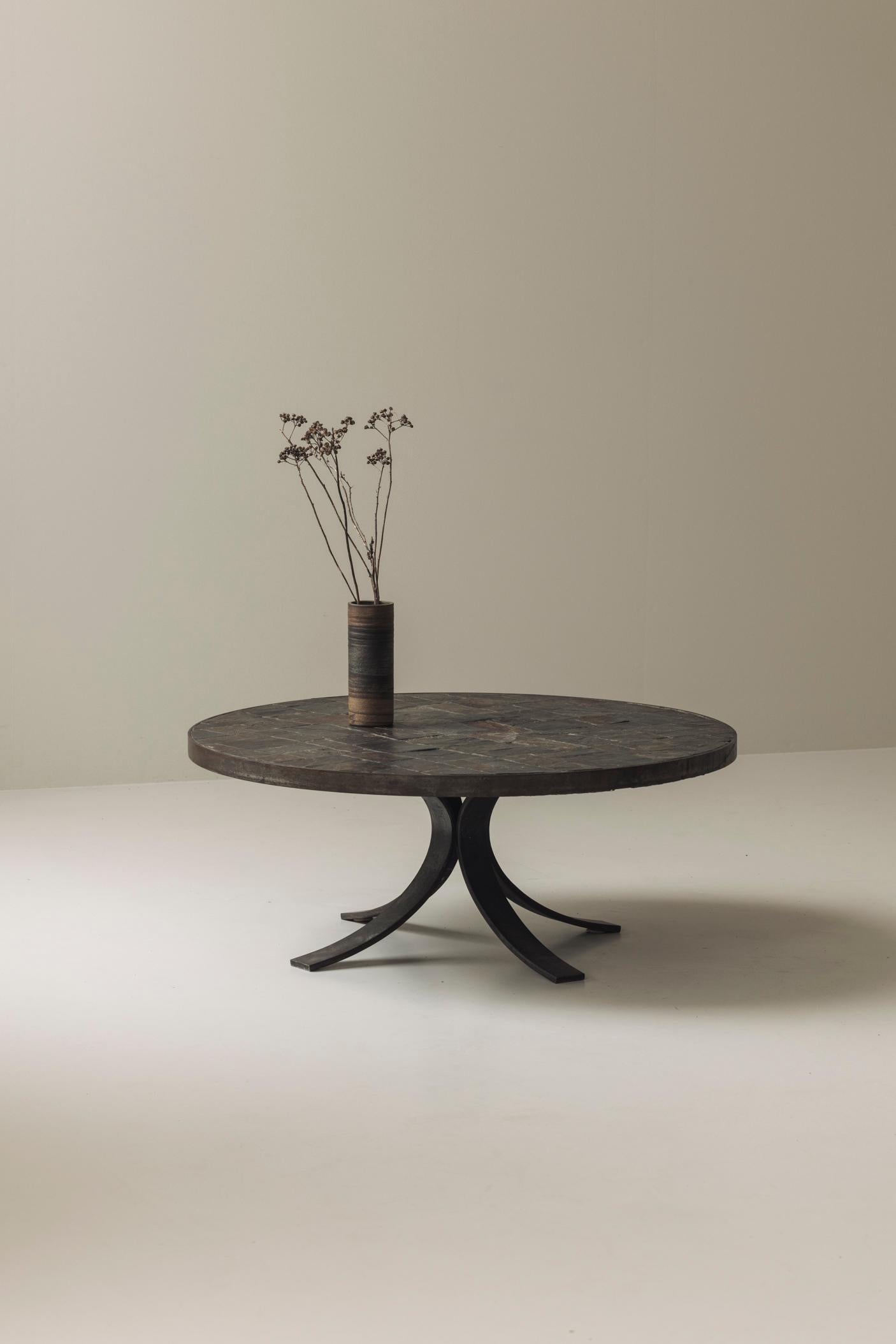 Métal Table basse en pierre d'ardoise provenant de France, datant des années 1950. en vente
