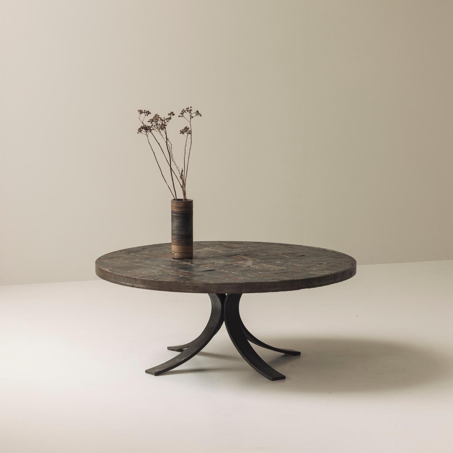 Table basse en pierre d'ardoise provenant de France, datant des années 1950. en vente 1