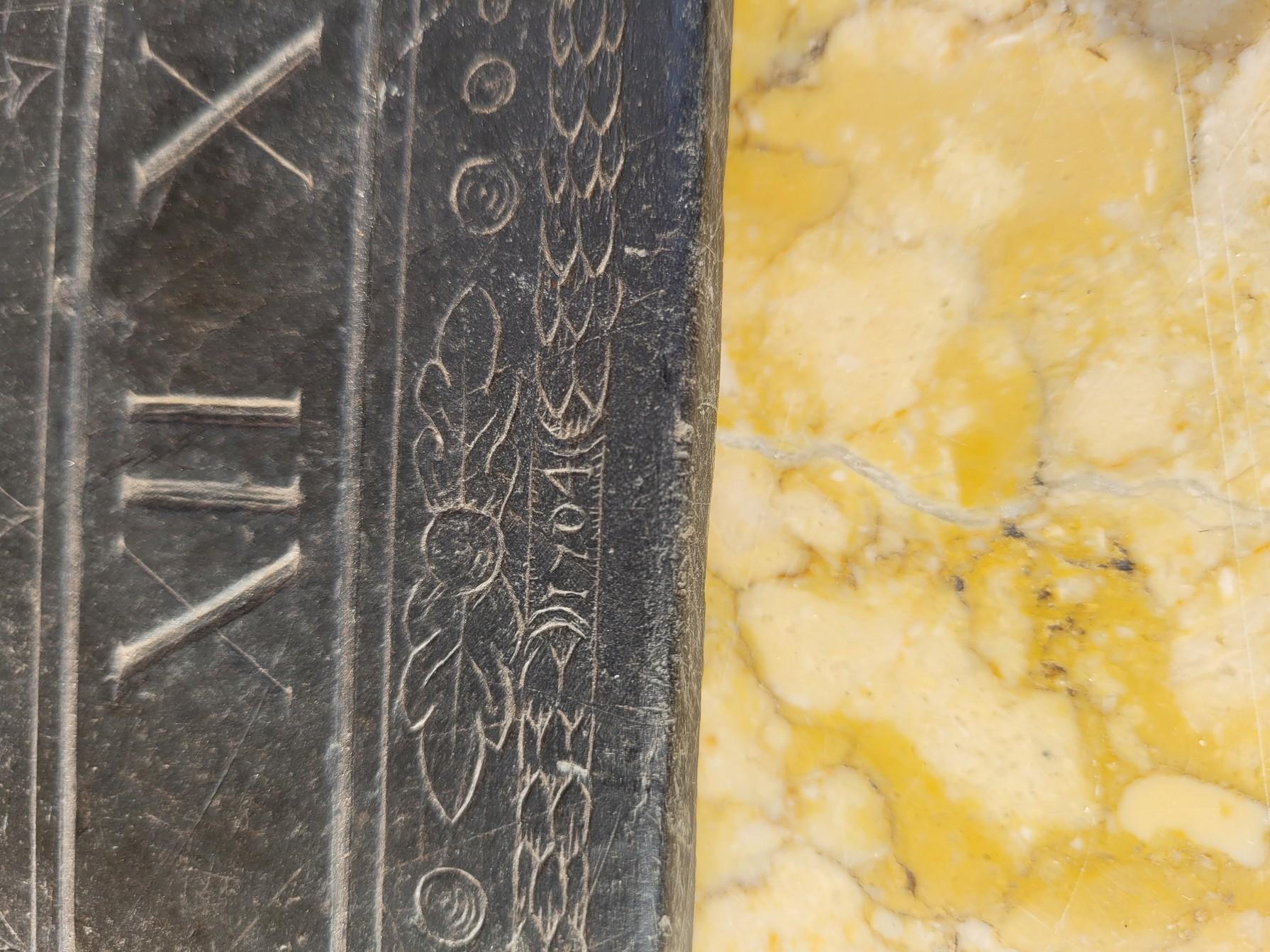 Sundial aus Schiefer, dekoriert und datiert 1704 im Angebot 6