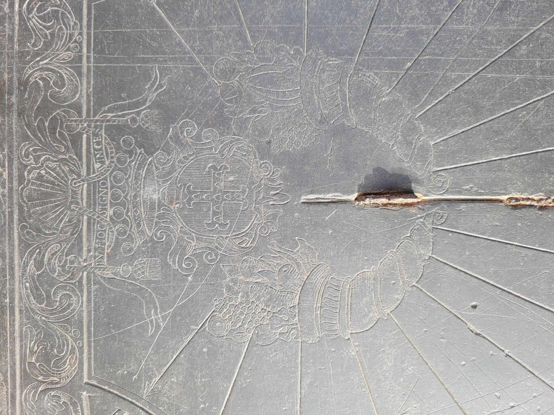 Sundial aus Schiefer, dekoriert und datiert 1704 im Zustand „Gut“ im Angebot in MARSEILLE, FR