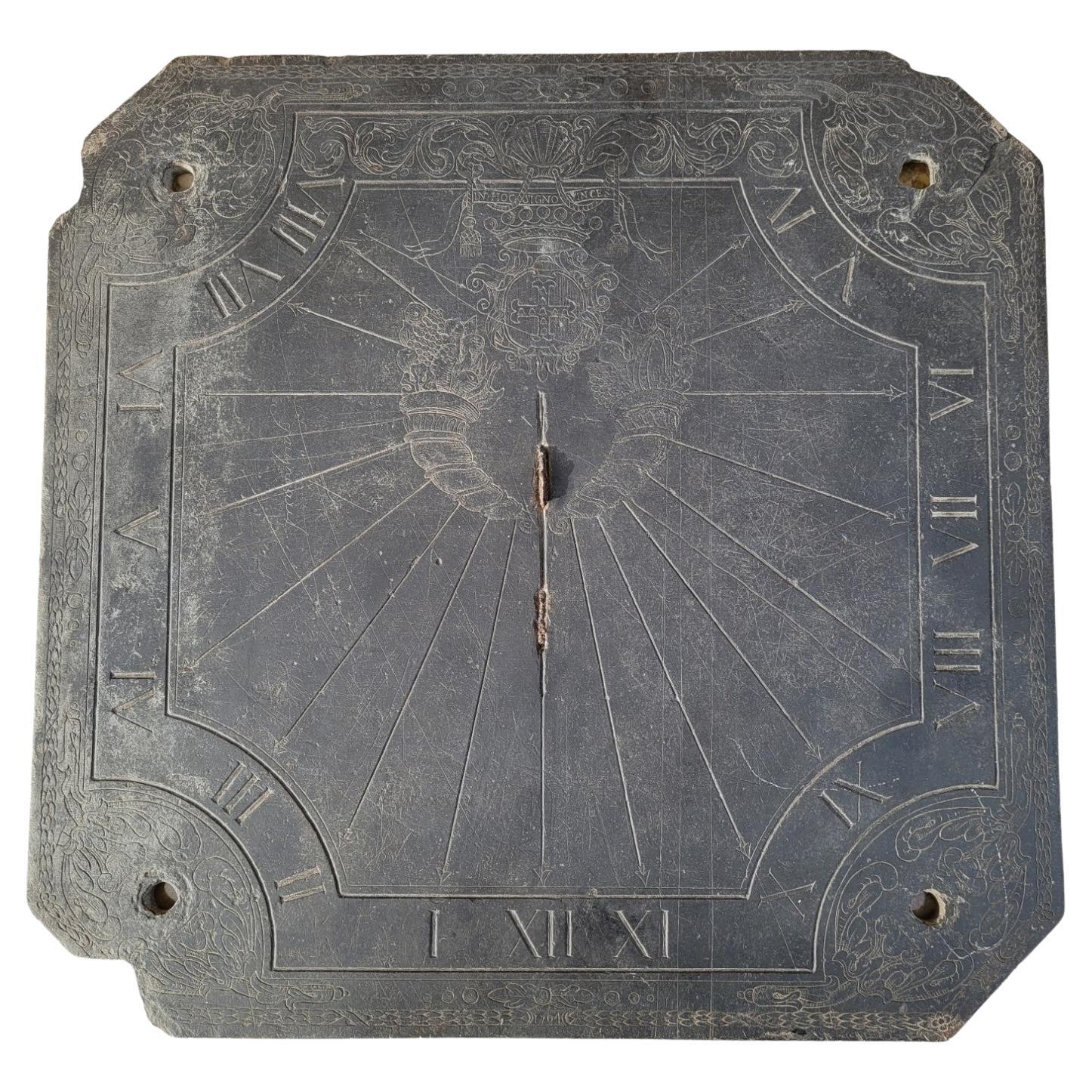 Sundial aus Schiefer, dekoriert und datiert 1704 im Angebot