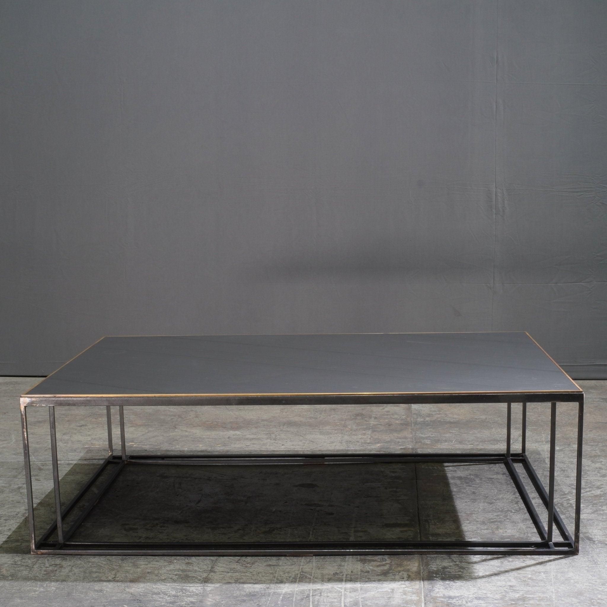 La table basse Binate à plateau en ardoise de Novocastrian est un chef-d'œuvre de luxe moderne, alliant matériaux bruts et artisanat raffiné. Cette pièce remarquable présente un plateau en ardoise épuré qui repose gracieusement sur un cadre en acier