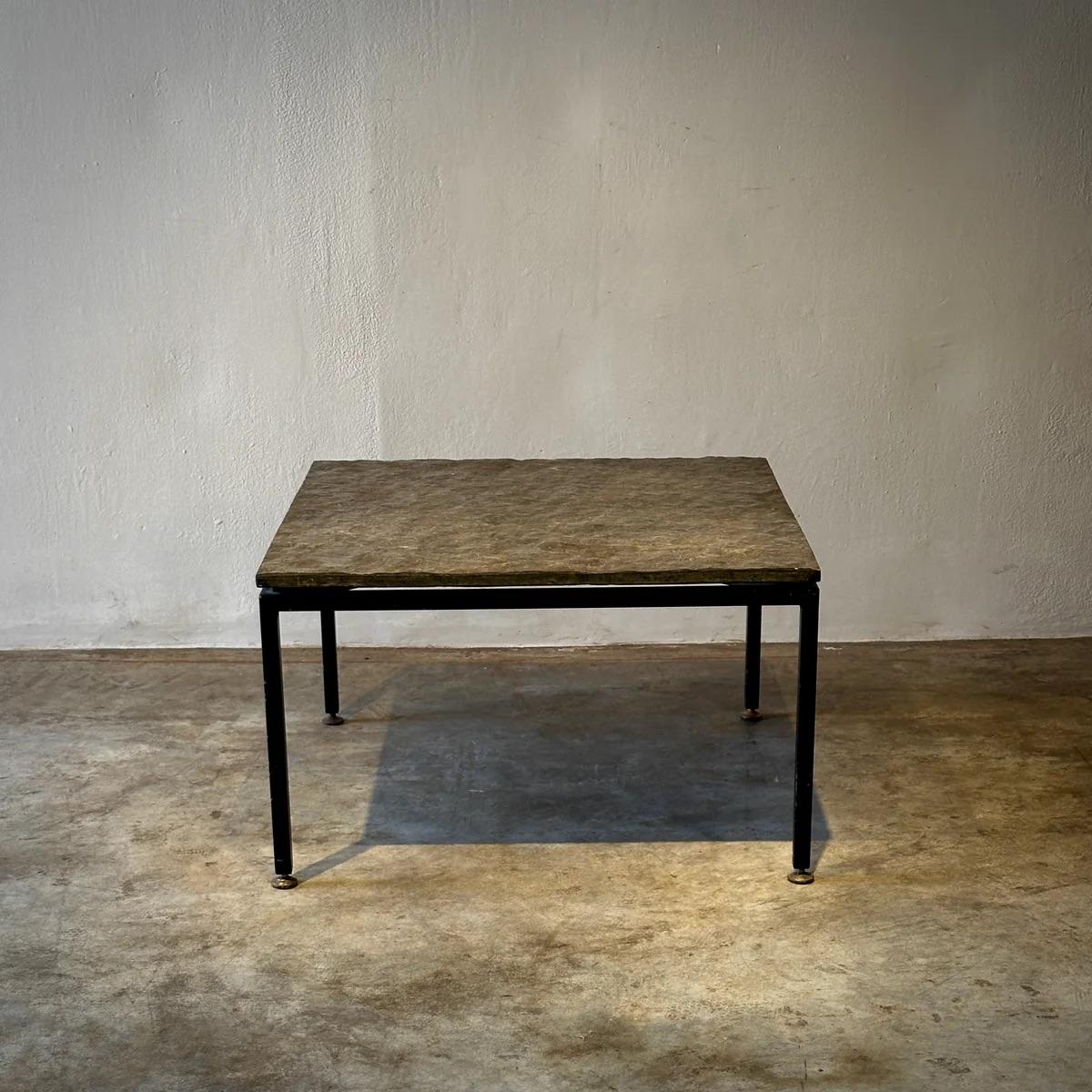 Cette table basse ou table d'appoint belge en ardoise incarne une esthétique minimaliste avec sa surface robuste en ardoise et sa base élégante en fer. La texture naturelle de l'ardoise associée aux lignes épurées du fer crée un look moderne