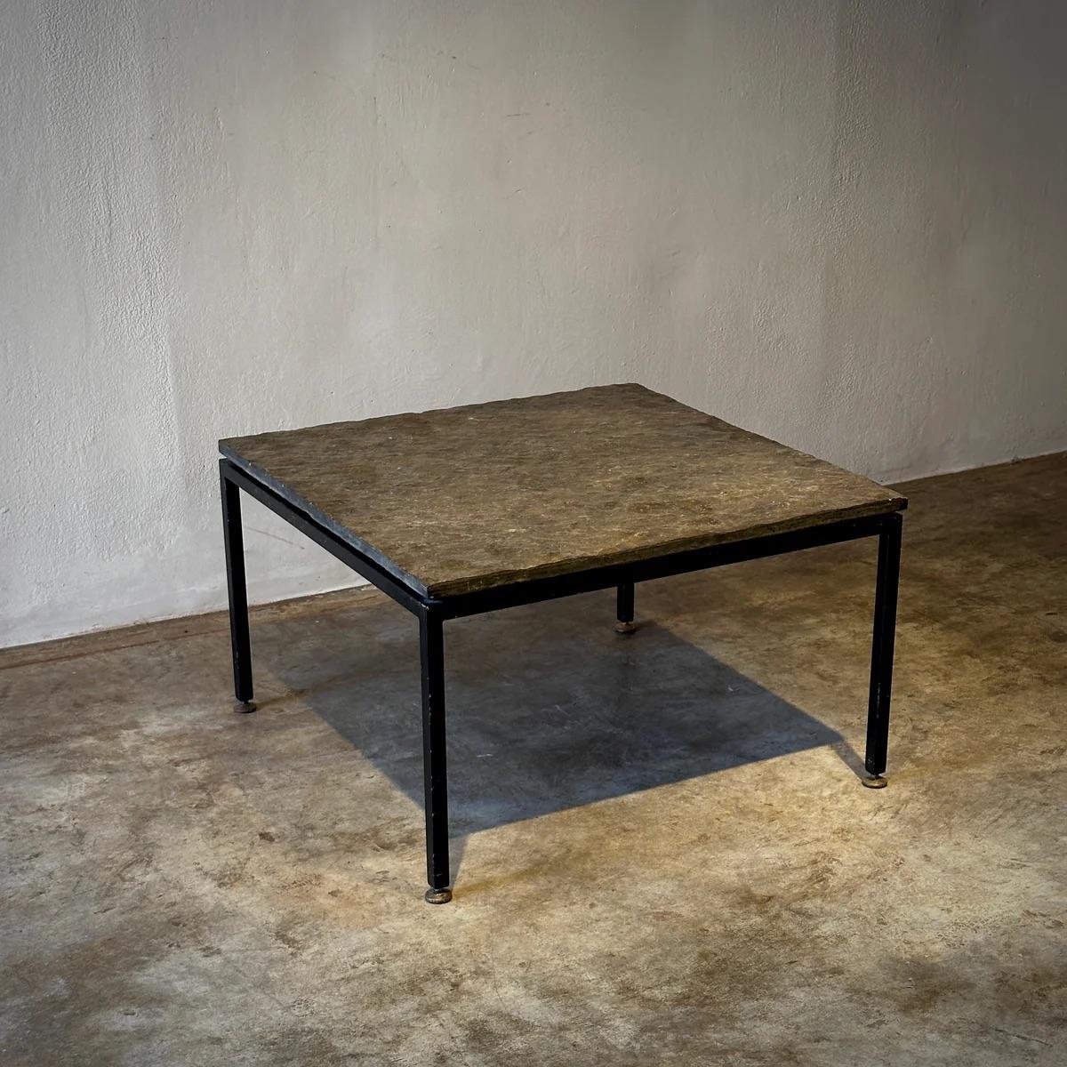 Table basse à plateau en ardoise Bon état - En vente à Los Angeles, CA