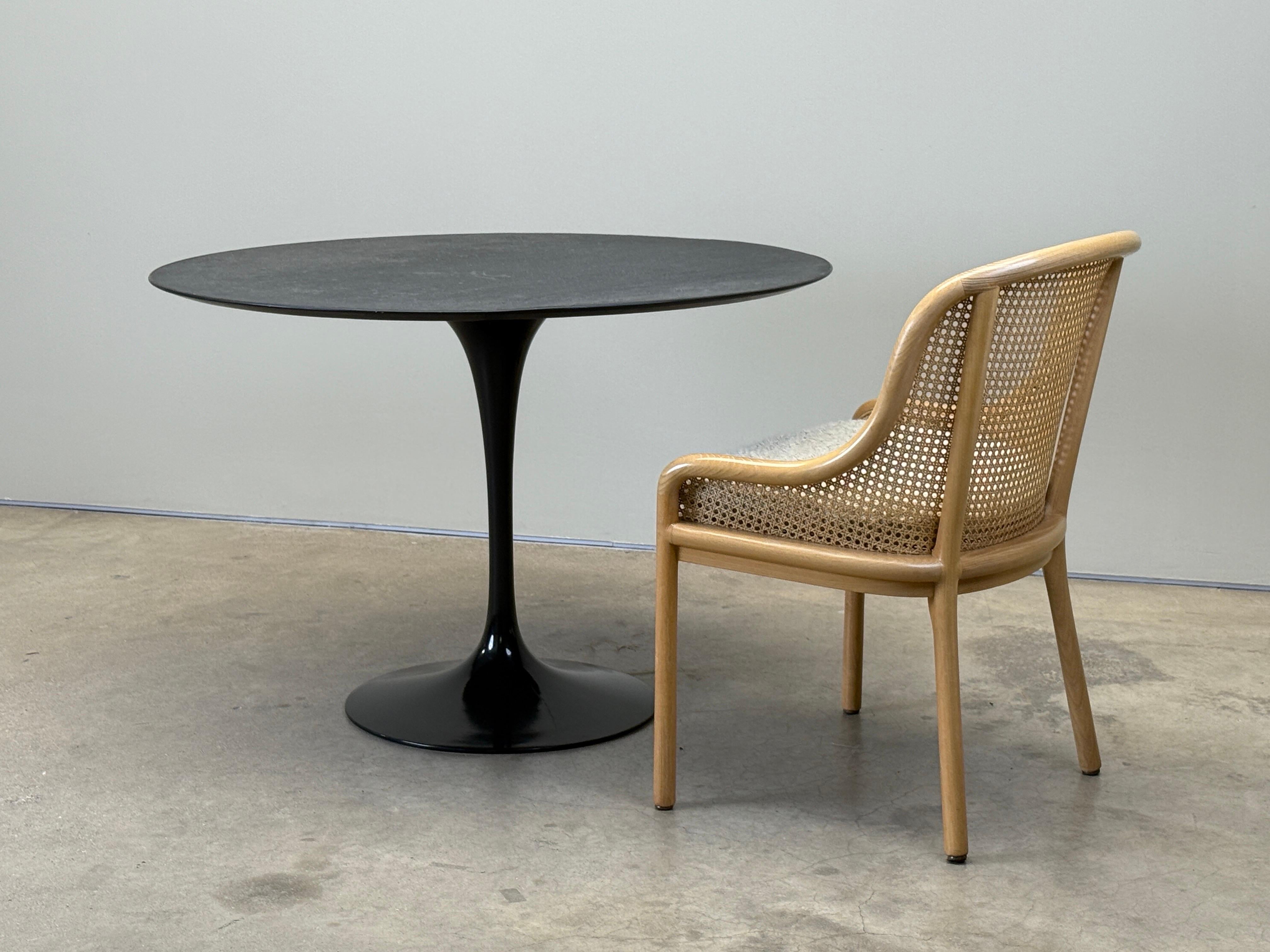 Un tavolo a tulipano con piano in ardesia disegnato da Eero Saarinen per Knoll. 