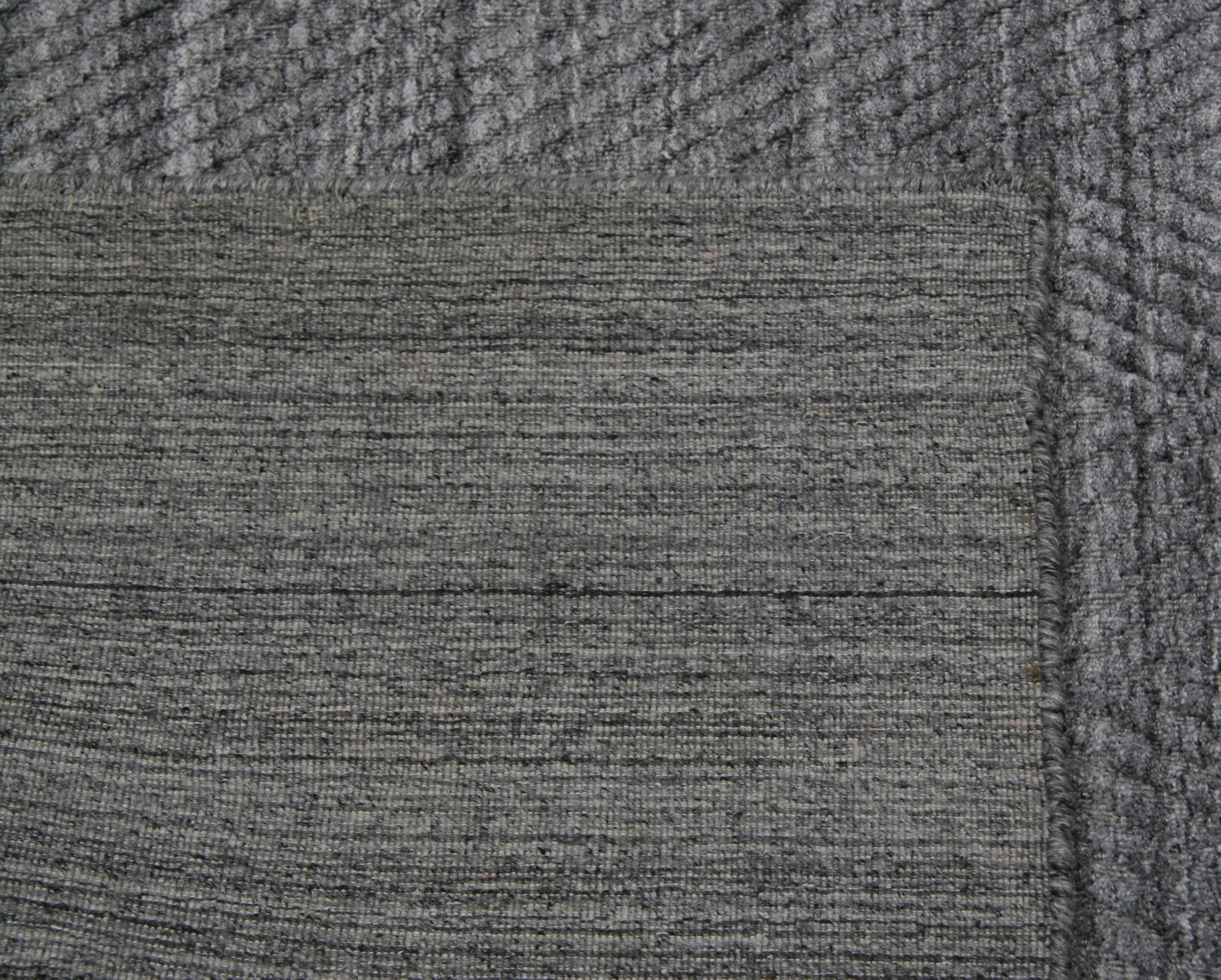 Slate Zig Zag High Low Area Rug In New Condition For Sale In Los Angeles, CA